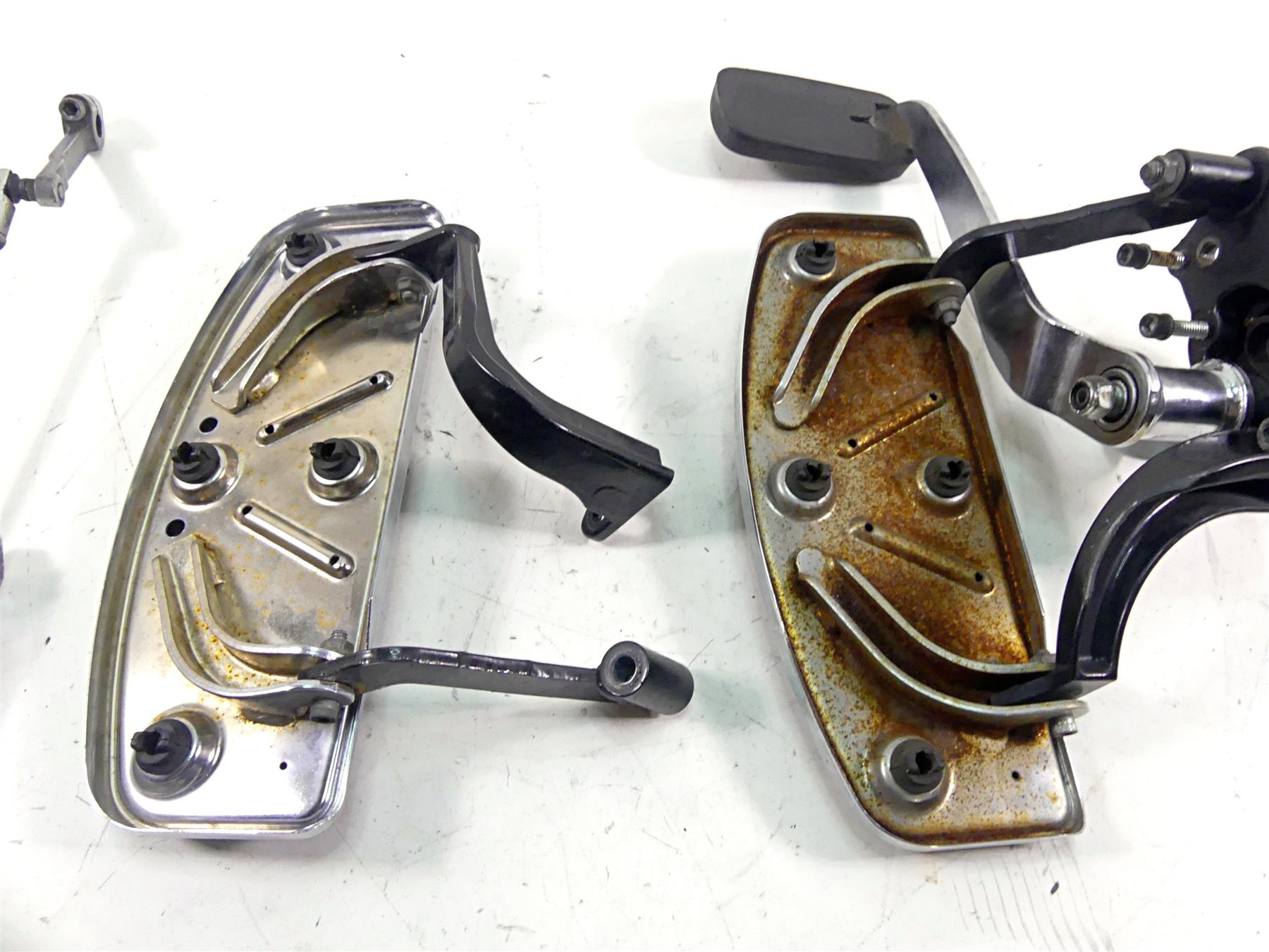 2010 Harley Touring FLHRC Road King Front Left Right Floorboard Set 50621-06A {{ shop.shopifyCountryName }} - Mototech271