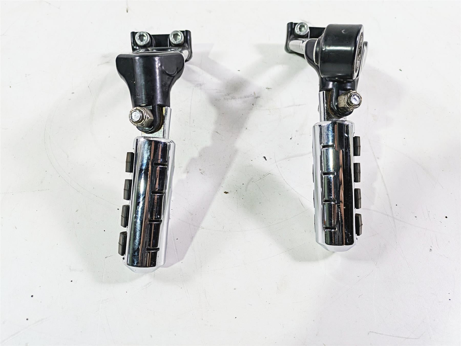 2006 Harley VRSCR Street V-Rod Passenger Footpeg Rest Set R 51087-06 L 51088-06 {{ shop.shopifyCountryName }} - Mototech271