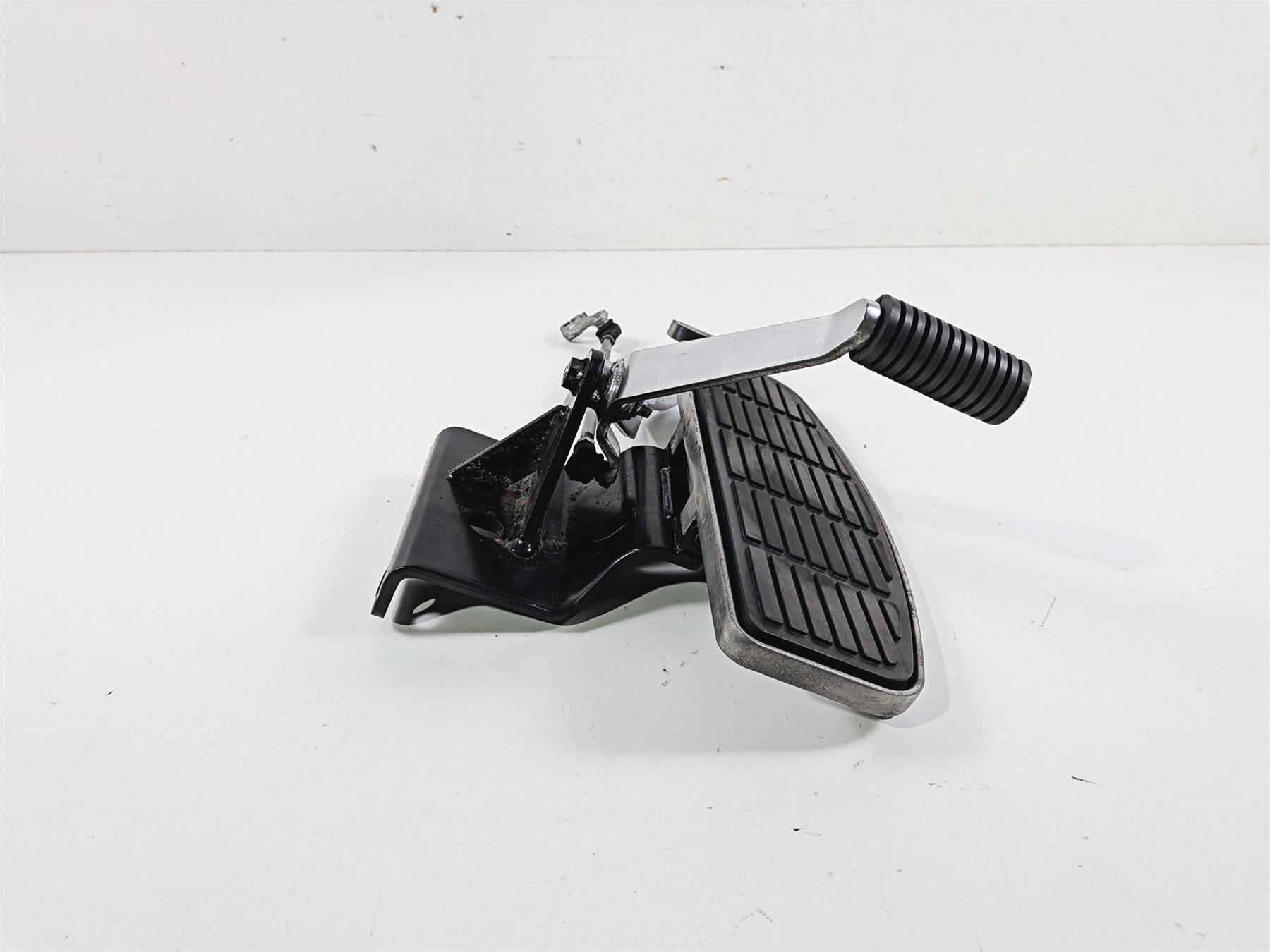 2006 Suzuki C90 VL1500T Boulevard Left Floor Board & Shifter Set 43520-10F00 {{ shop.shopifyCountryName }} - Mototech271