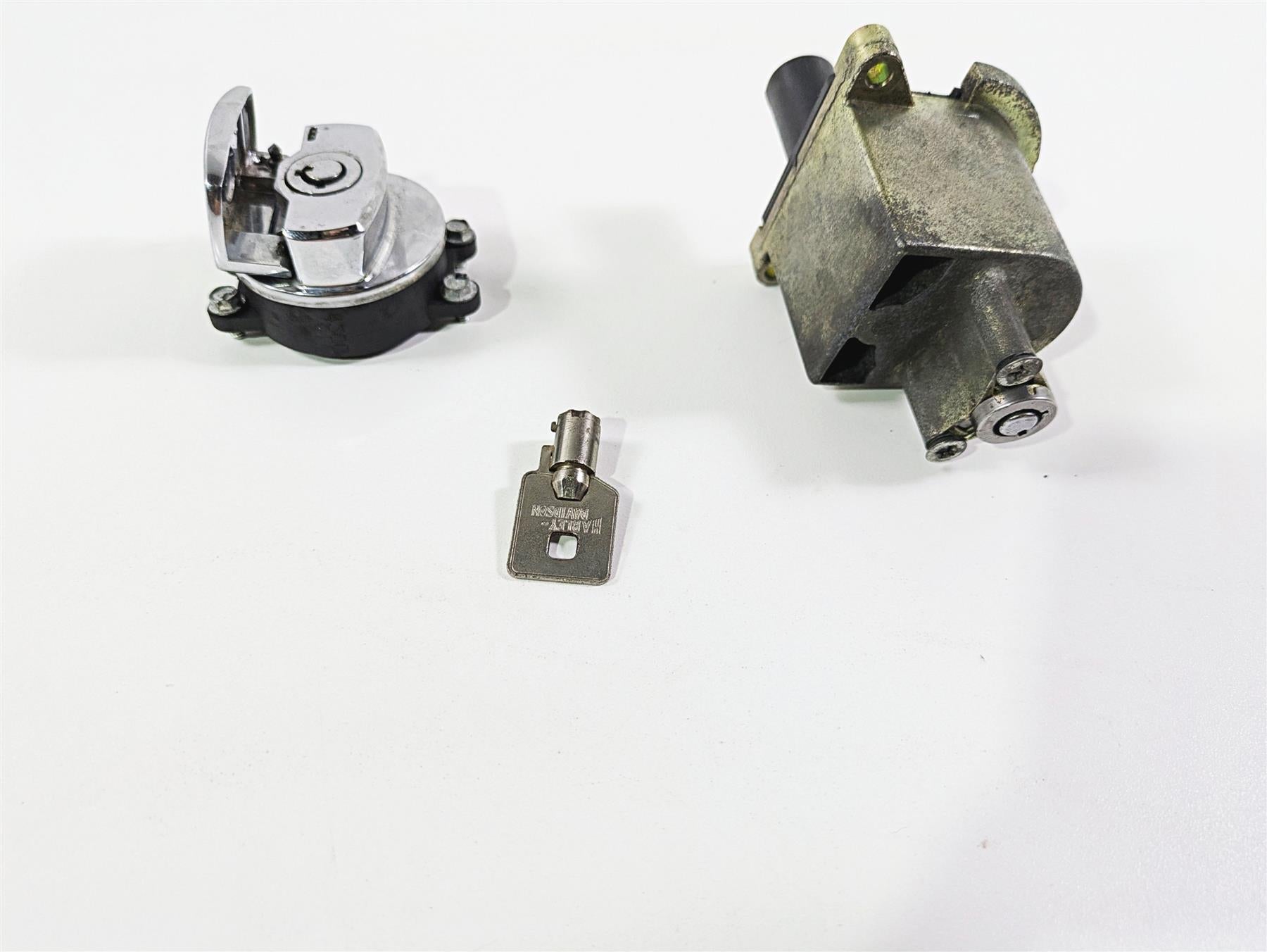 2005 Harley Touring FLHRI Road King Ignition Switch Fork Lock Set 71540-94B {{ shop.shopifyCountryName }} - Mototech271