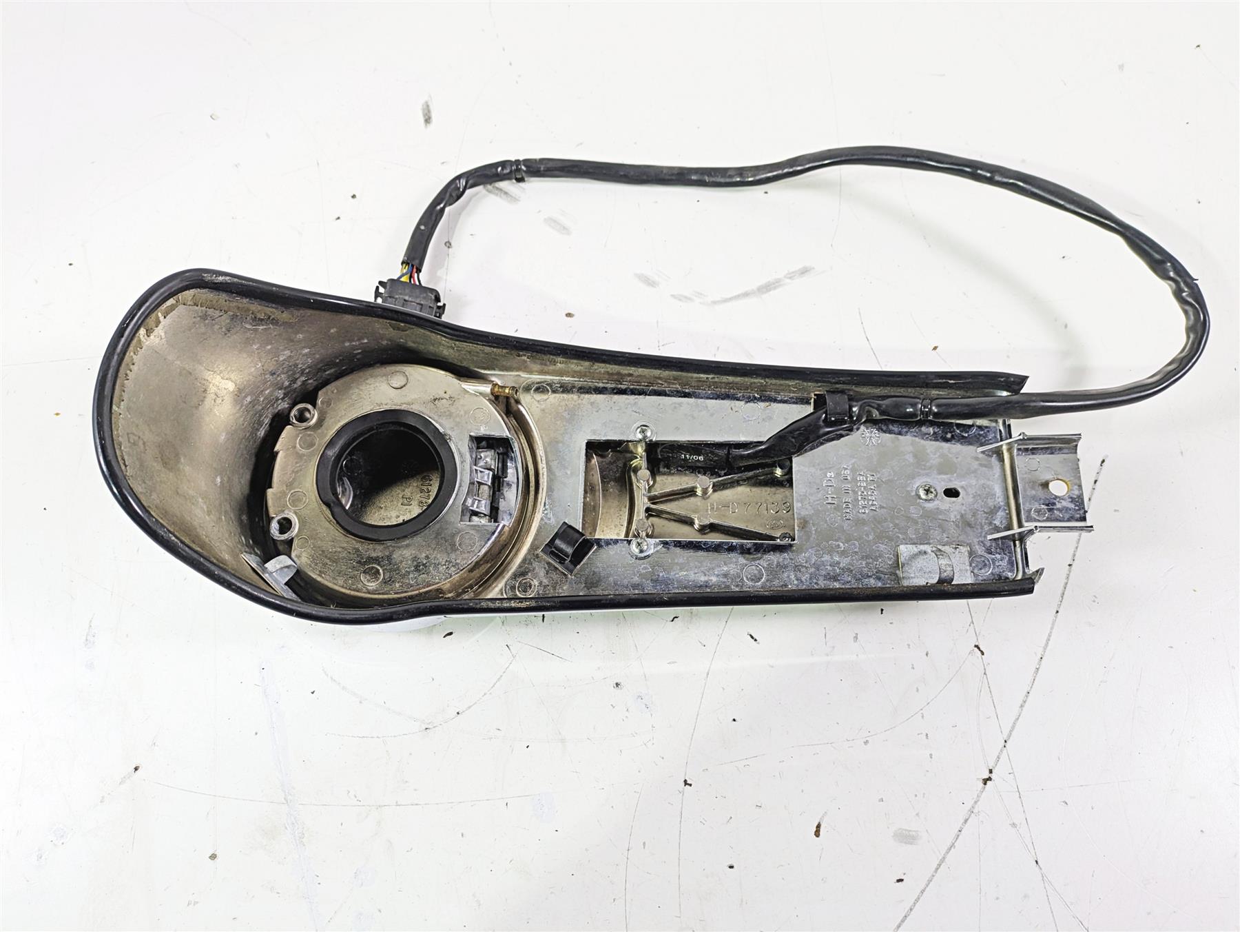 2007 Harley Touring FLHTCU SE CVO E-Glide Fuel Tank Dash Cover 61270-98A {{ shop.shopifyCountryName }} - Mototech271