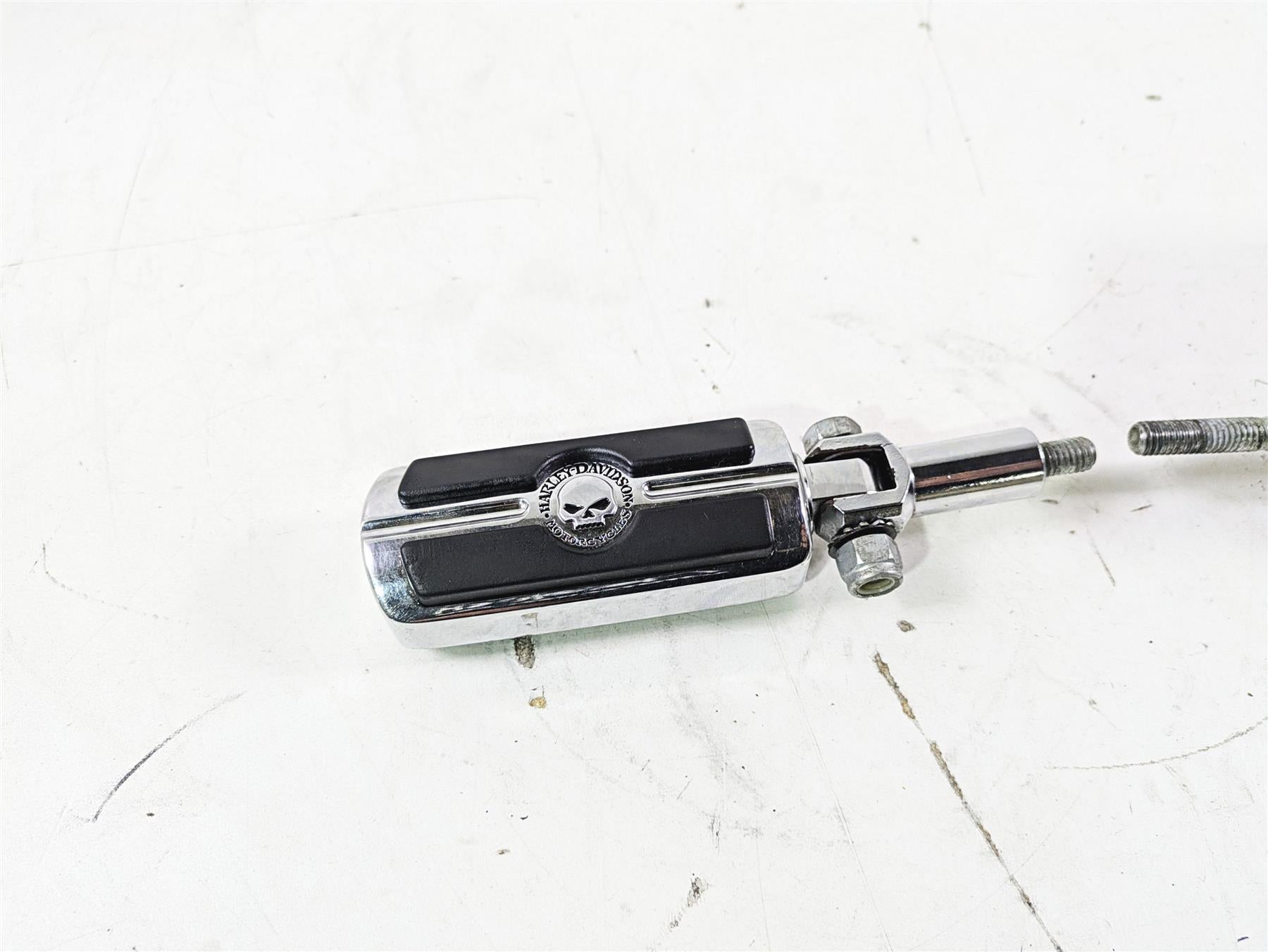 2004 Harley Softail FLSTF Fat Boy Rear Willie G Skull Footpeg Set -Read 50370-04 {{ shop.shopifyCountryName }} - Mototech271