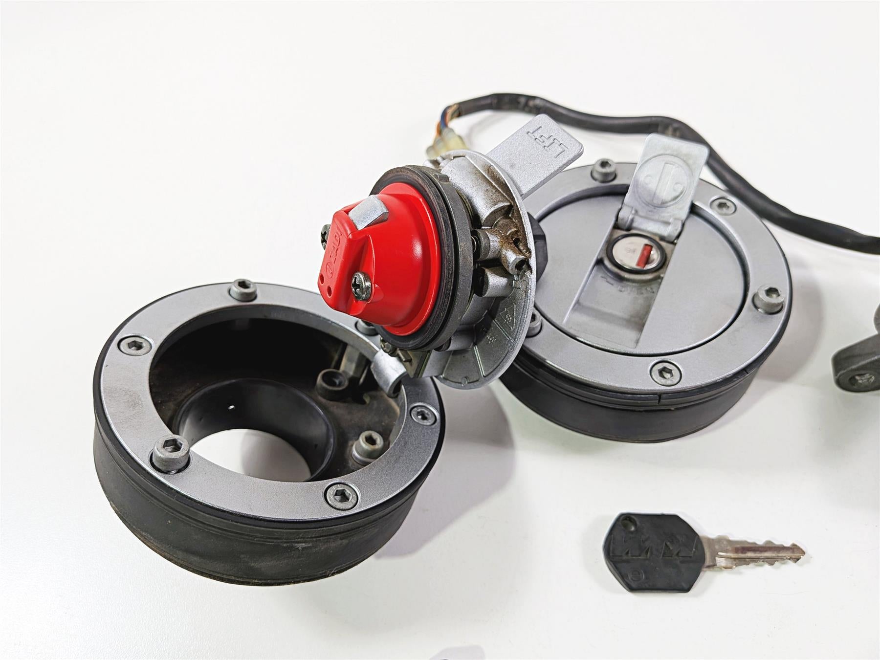 2005 KTM 950 LC8 Adventure Ignition Switch Gas Cap Seat Key Lock Set 60011066044 {{ shop.shopifyCountryName }} - Mototech271
