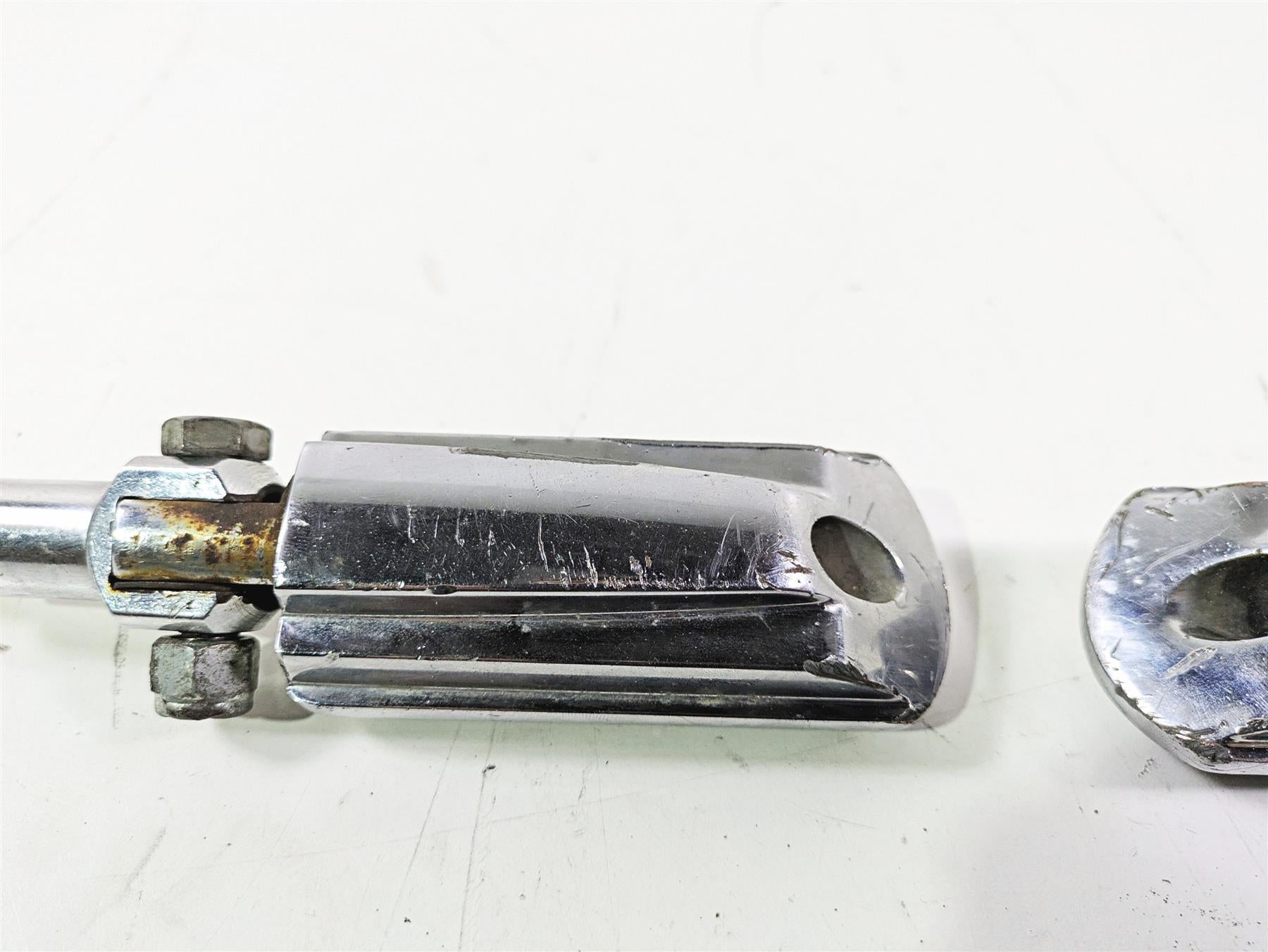 2004 Harley FLSTCI Softail Heritage Rear Passenger Foot Peg Set 50942-00 {{ shop.shopifyCountryName }} - Mototech271