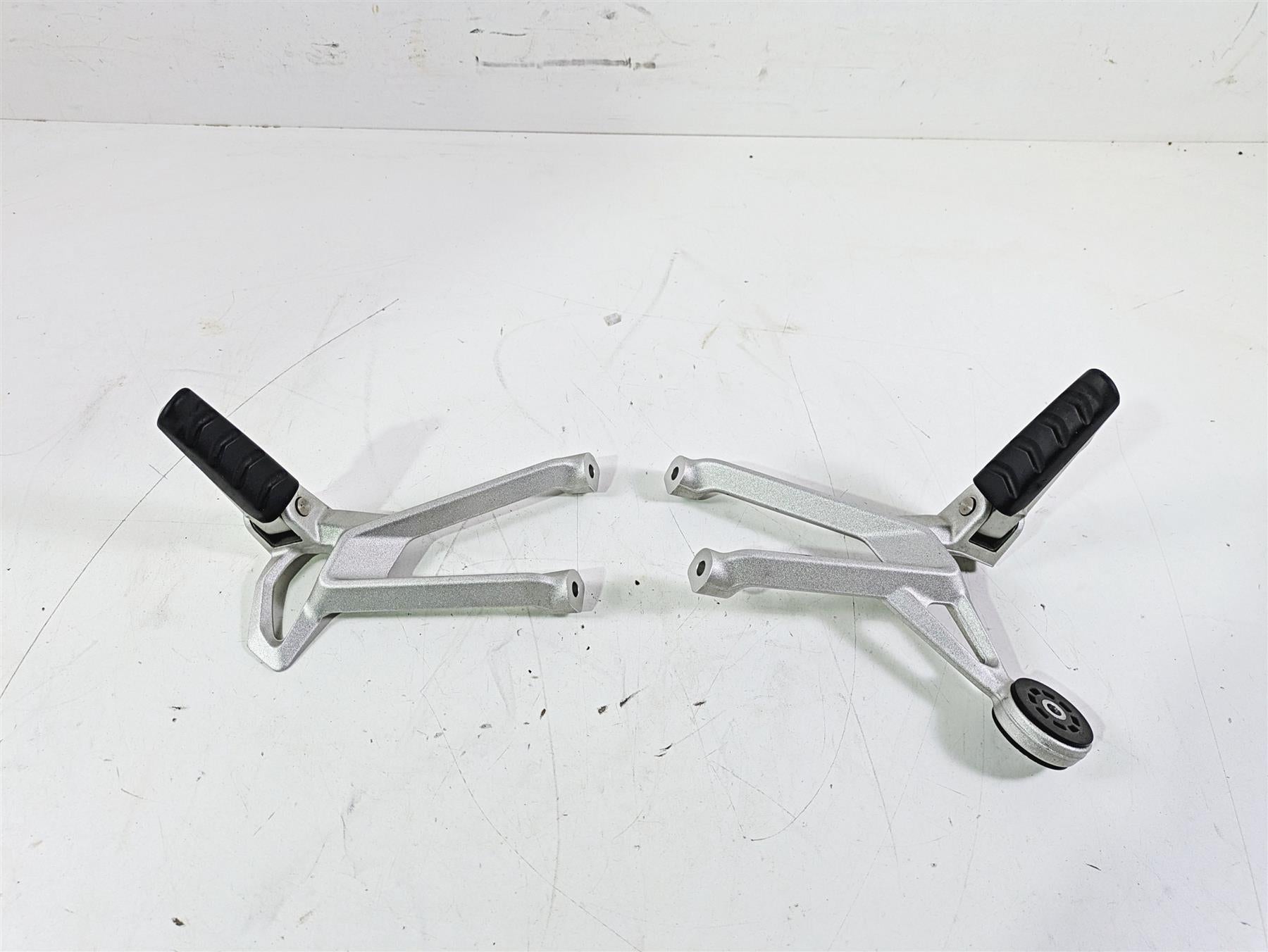 2016 BMW R1200RS K54 Passenger Footpeg Foot Peg Set 46718540798 46718540799 {{ shop.shopifyCountryName }} - Mototech271