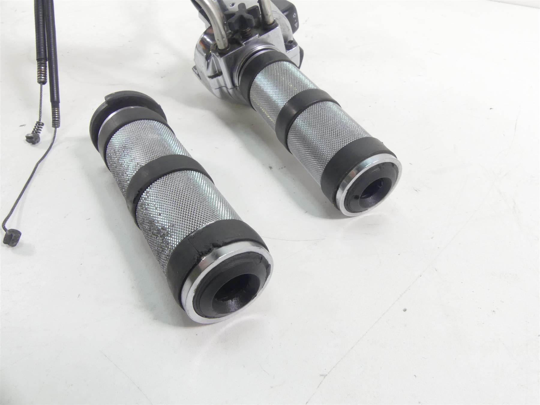 2000 Harley Dyna FXR4 CVO Super Glide Hand Control Switch Grip Set 71682-06 {{ shop.shopifyCountryName }} - Mototech271