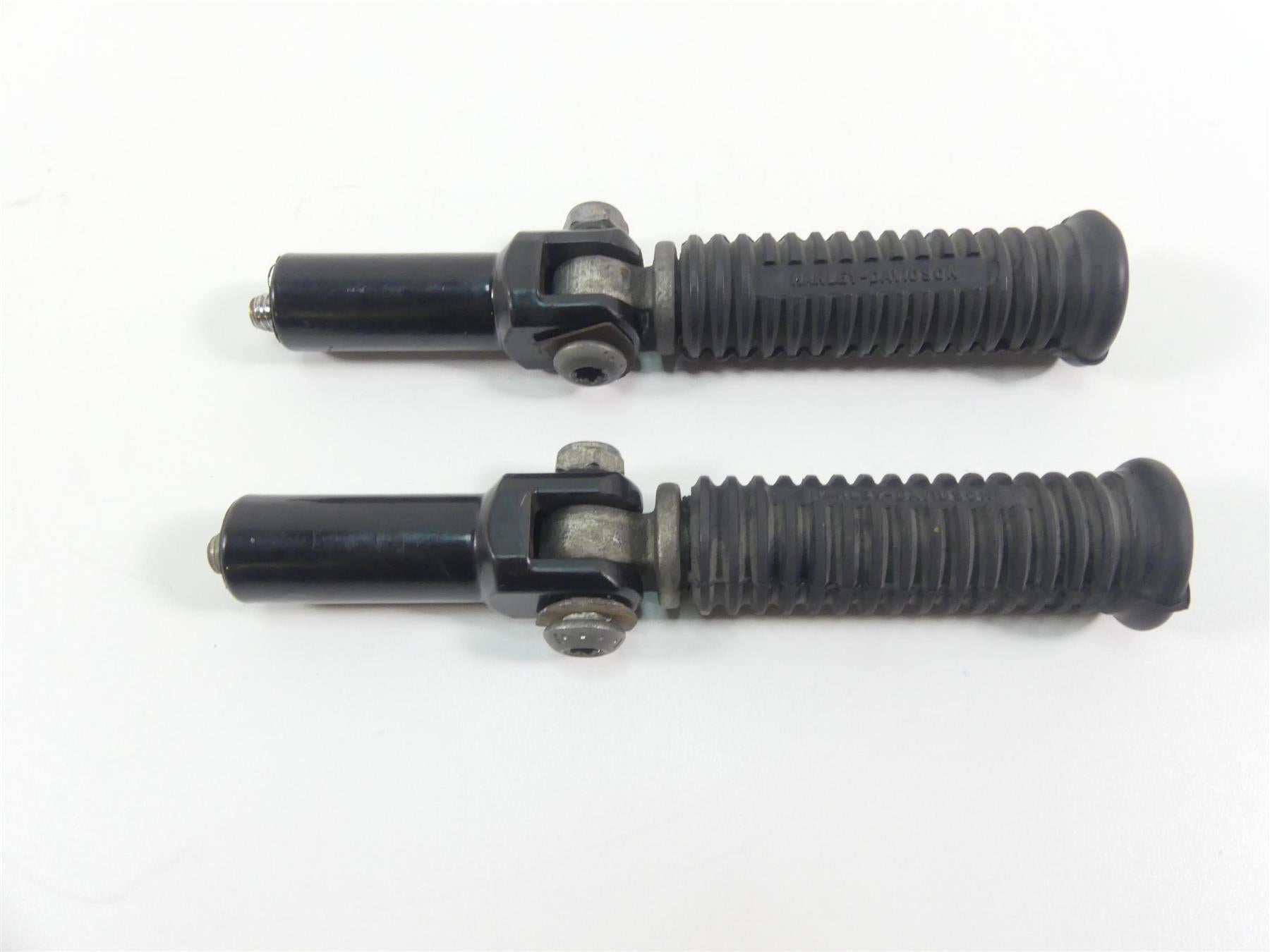 2008 Harley Softail FLSTSB Cross Bones Rear Passenger Pillion Foot Pegs 33048-72 {{ shop.shopifyCountryName }} - Mototech271