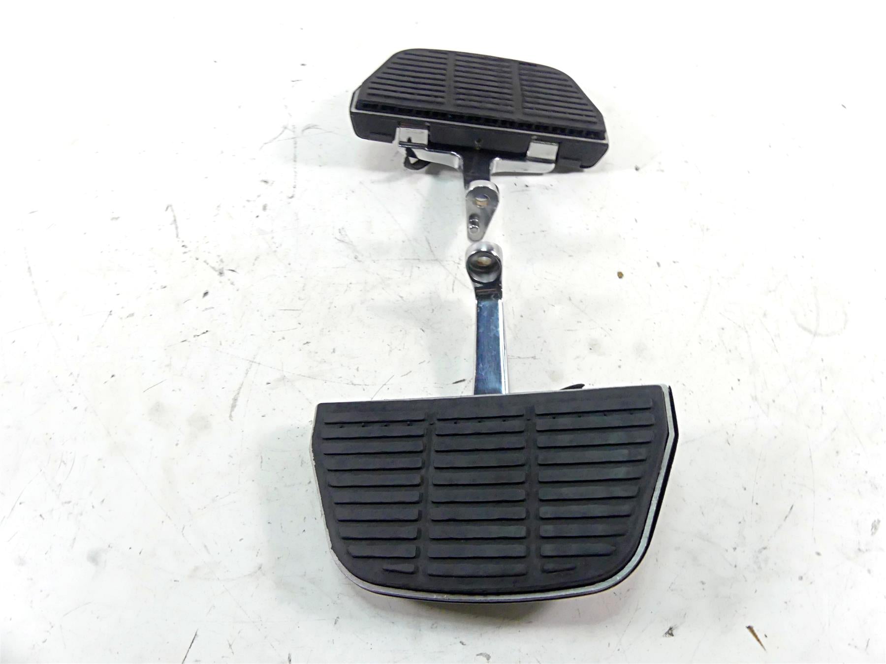 2002 Harley Touring FLHTC Electra Glide Passenger Floor Board Set 52719-93B {{ shop.shopifyCountryName }} - Mototech271