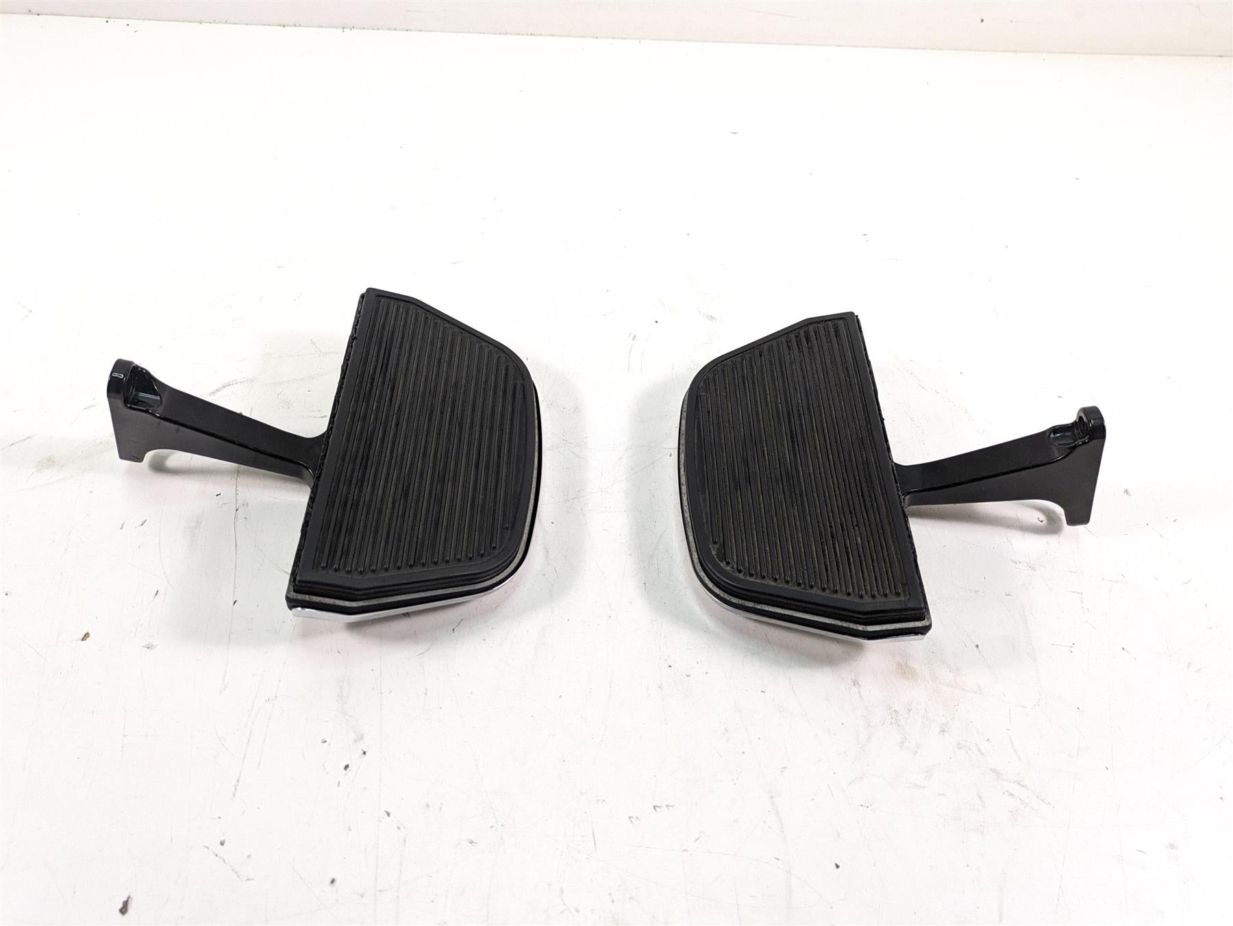 2014 Harley Touring FLHTK Electra Glide Rear Passenger Floor Board Set 52719-10 {{ shop.shopifyCountryName }} - Mototech271