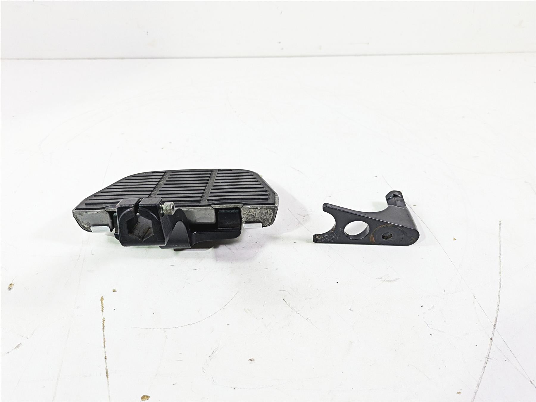 2008 Harley FLSTC 105TH Softail Heritage Right Rear Footboard & Bracket 50483-00 {{ shop.shopifyCountryName }} - Mototech271