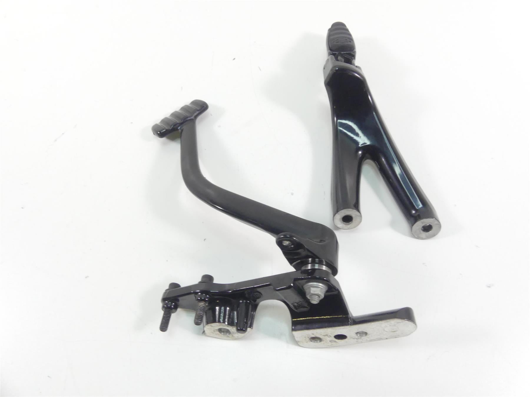 2018 Harley Softail FXFB Fat Bob Right Rider Footpeg & Brake Pedal Set 50500746 {{ shop.shopifyCountryName }} - Mototech271