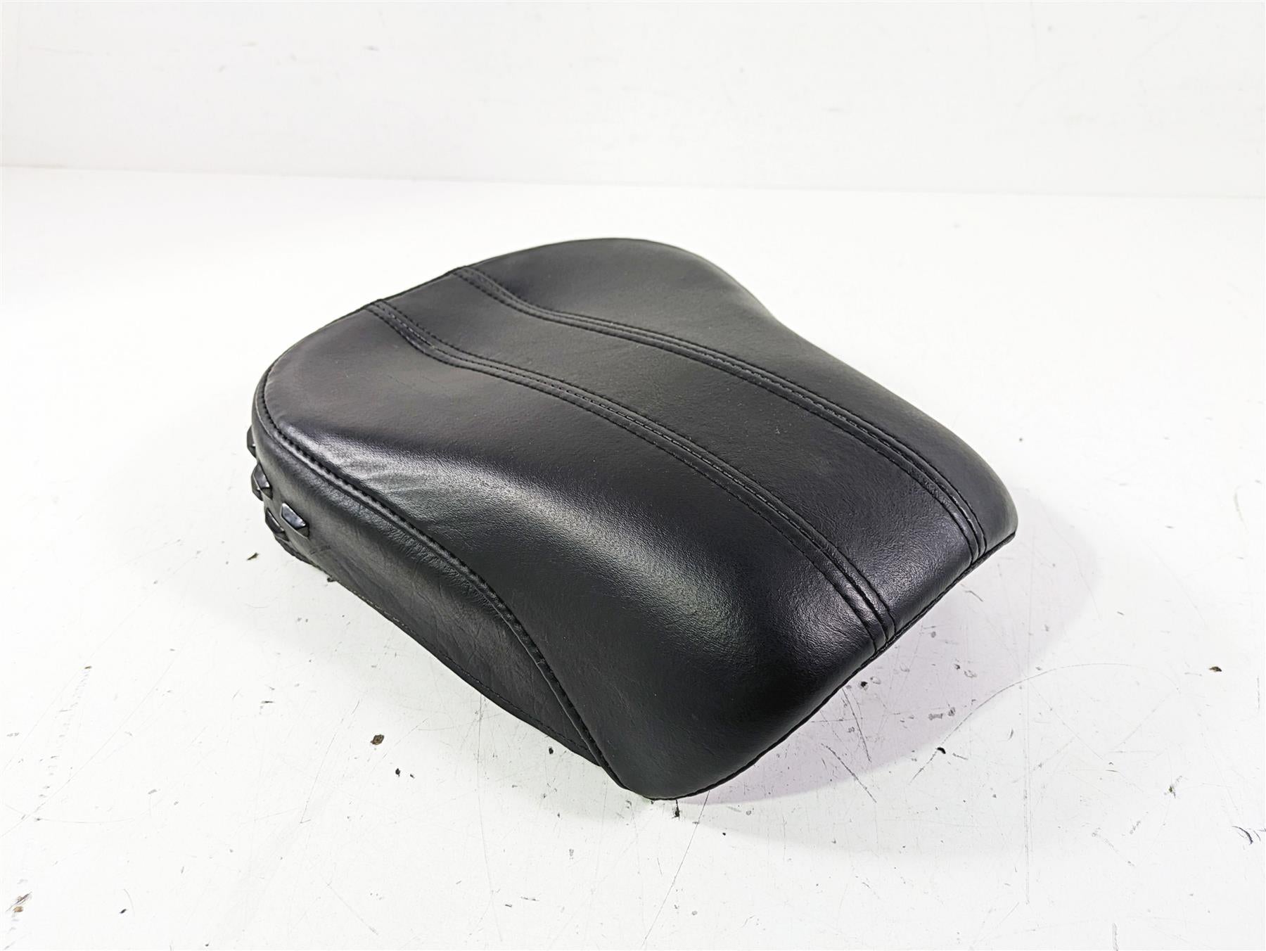 2019 Harley FLHCS Softail Heritage Rear Passenger Pillion Seat Saddle 52400148