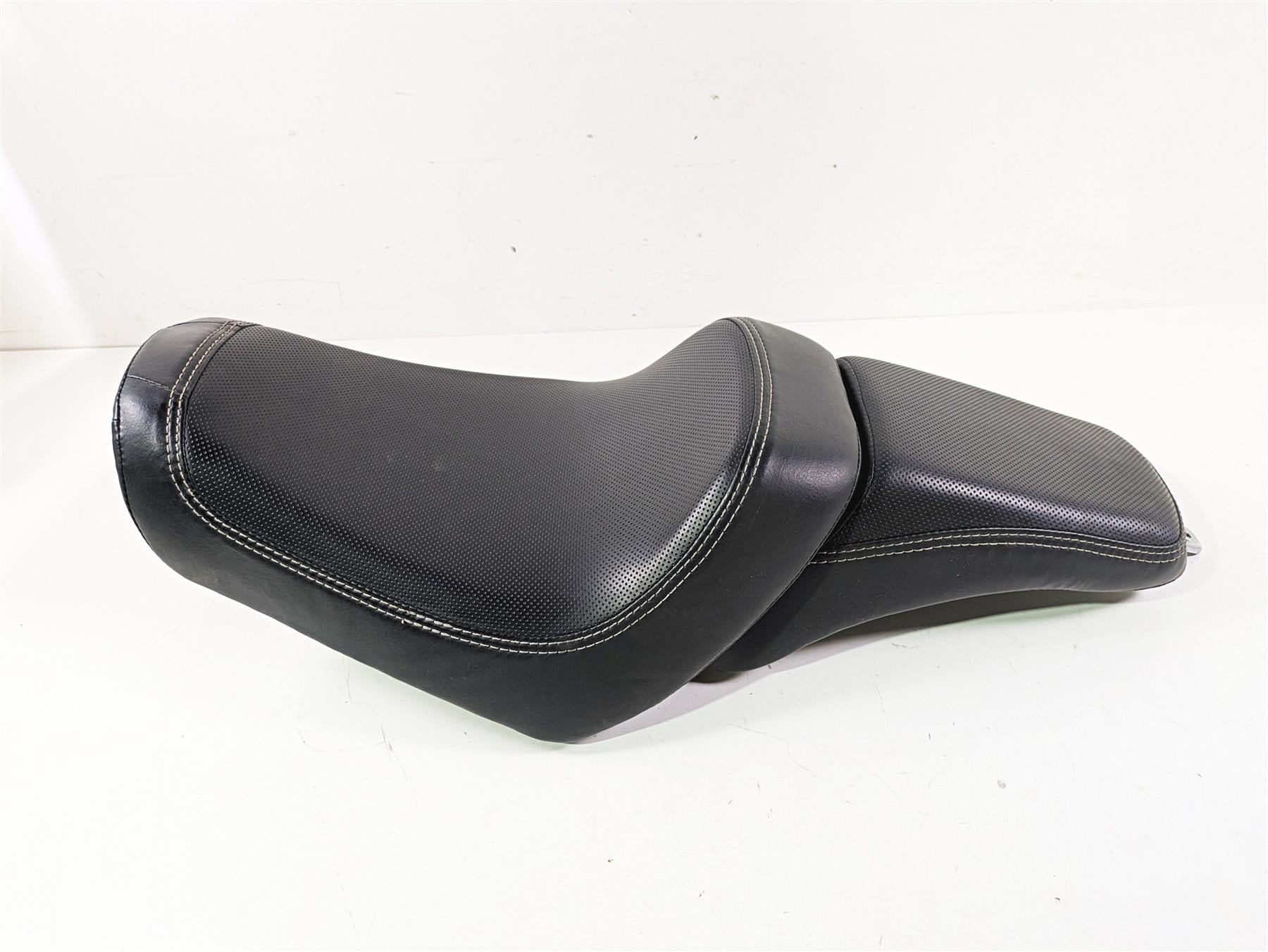 2015 Harley FXDF Dyna Fat Bob Seat Saddle Oem 1 Piece 2 Up 52000117