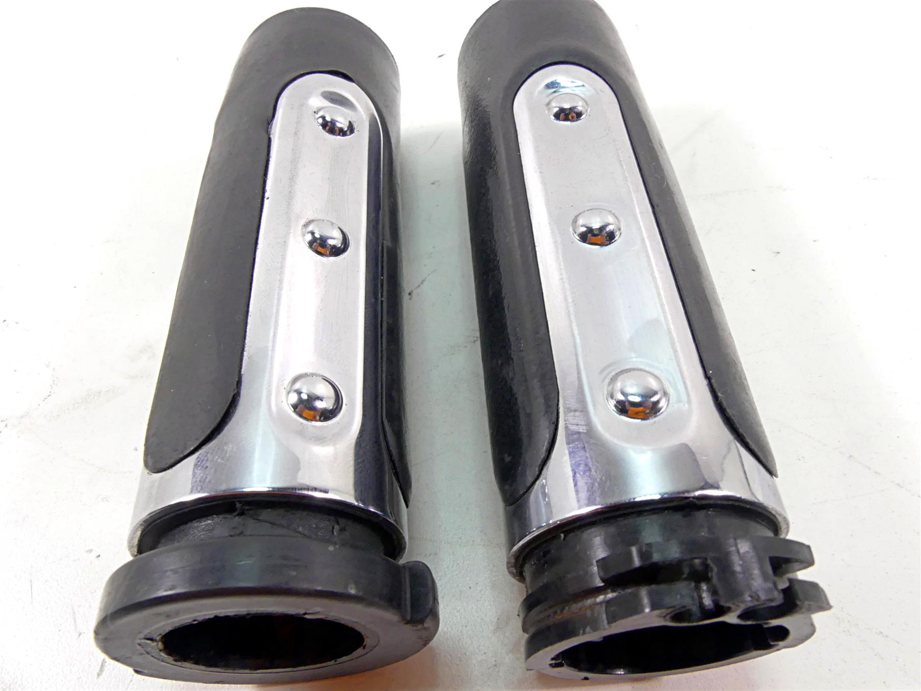 2007 Harley Touring FLHRSE CVO Road King Left Right Hand Grip Set 57202-07 {{ shop.shopifyCountryName }} - Mototech271