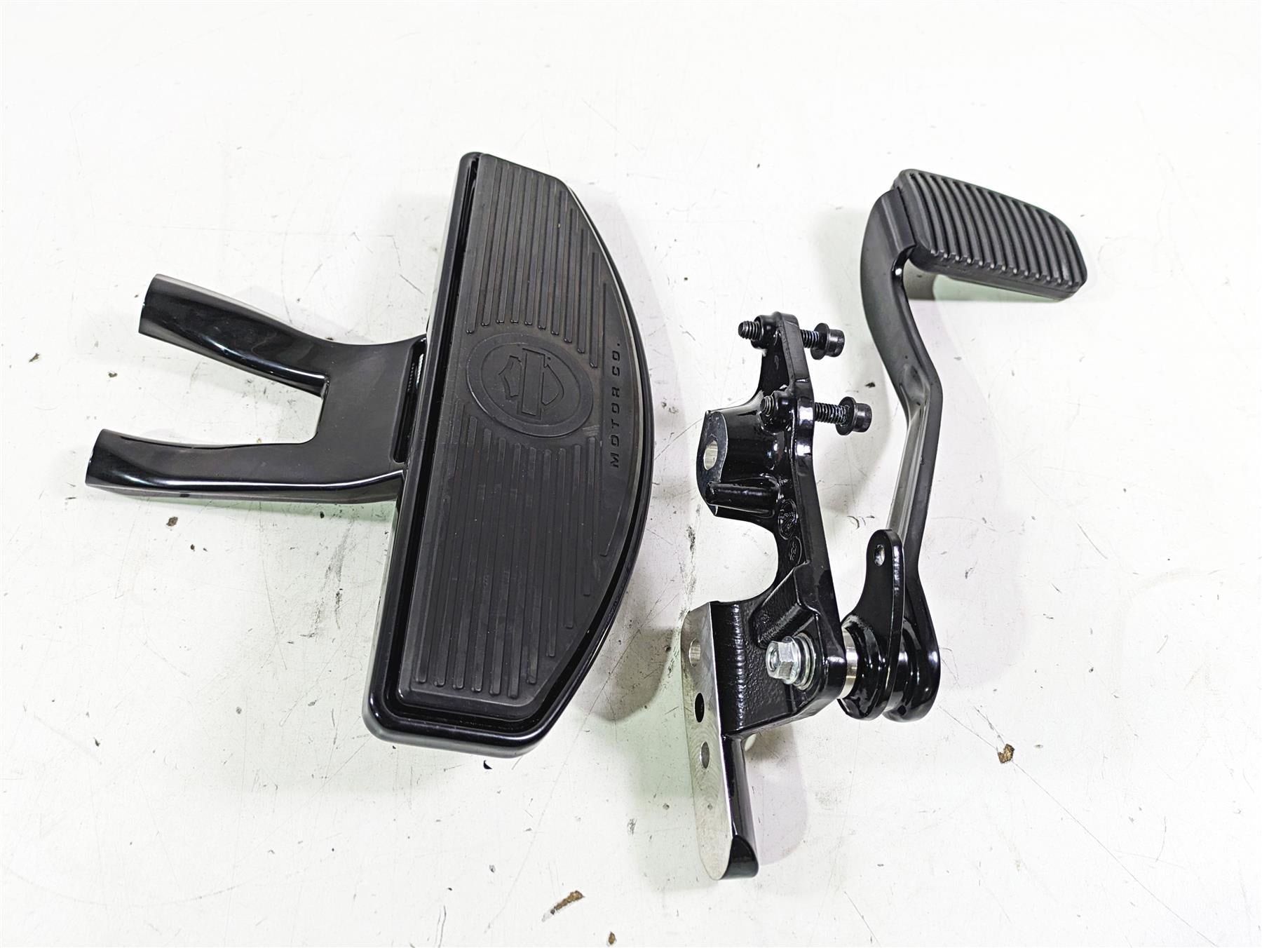 2019 Harley FLHCS Softail Heritage Front Right Floorboard + Brake Pedal 50600206 {{ shop.shopifyCountryName }} - Mototech271