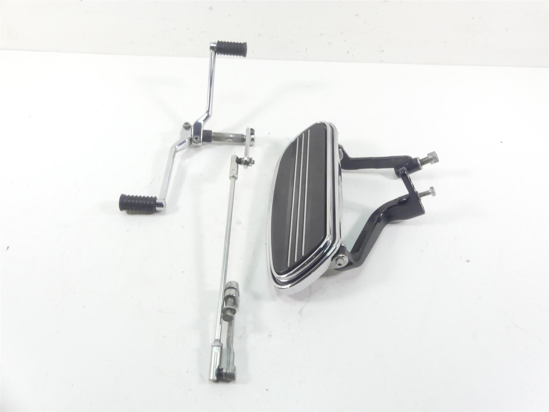 2005 Harley Touring FLHRSI Road King Left Front Floorboard & Shifter 50622-83C