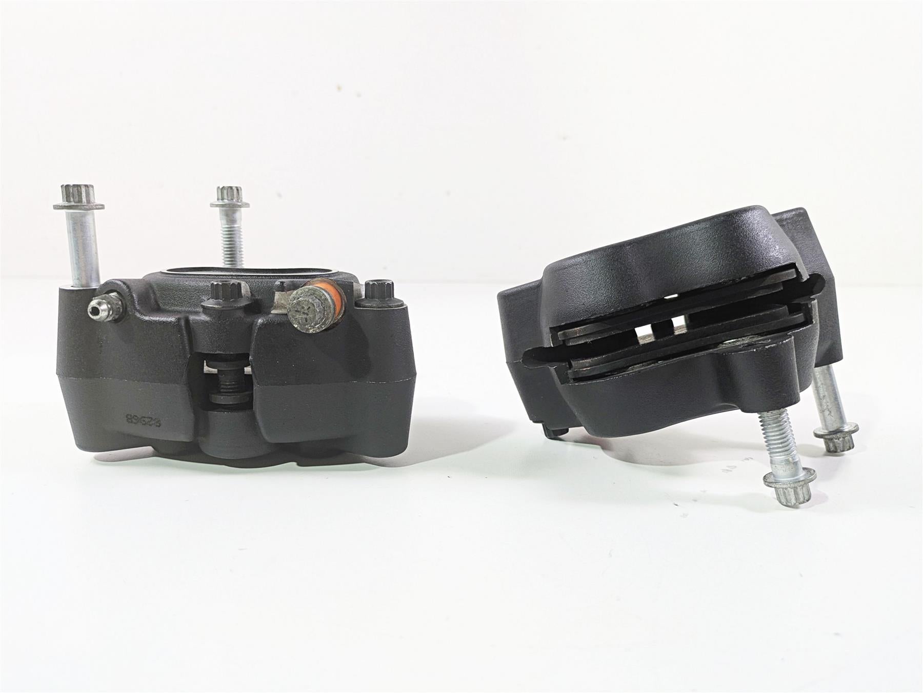 2016 Harley FXDF Dyna Fat Bob Front Brake Caliper Set 41300001 41300002 {{ shop.shopifyCountryName }} - Mototech271