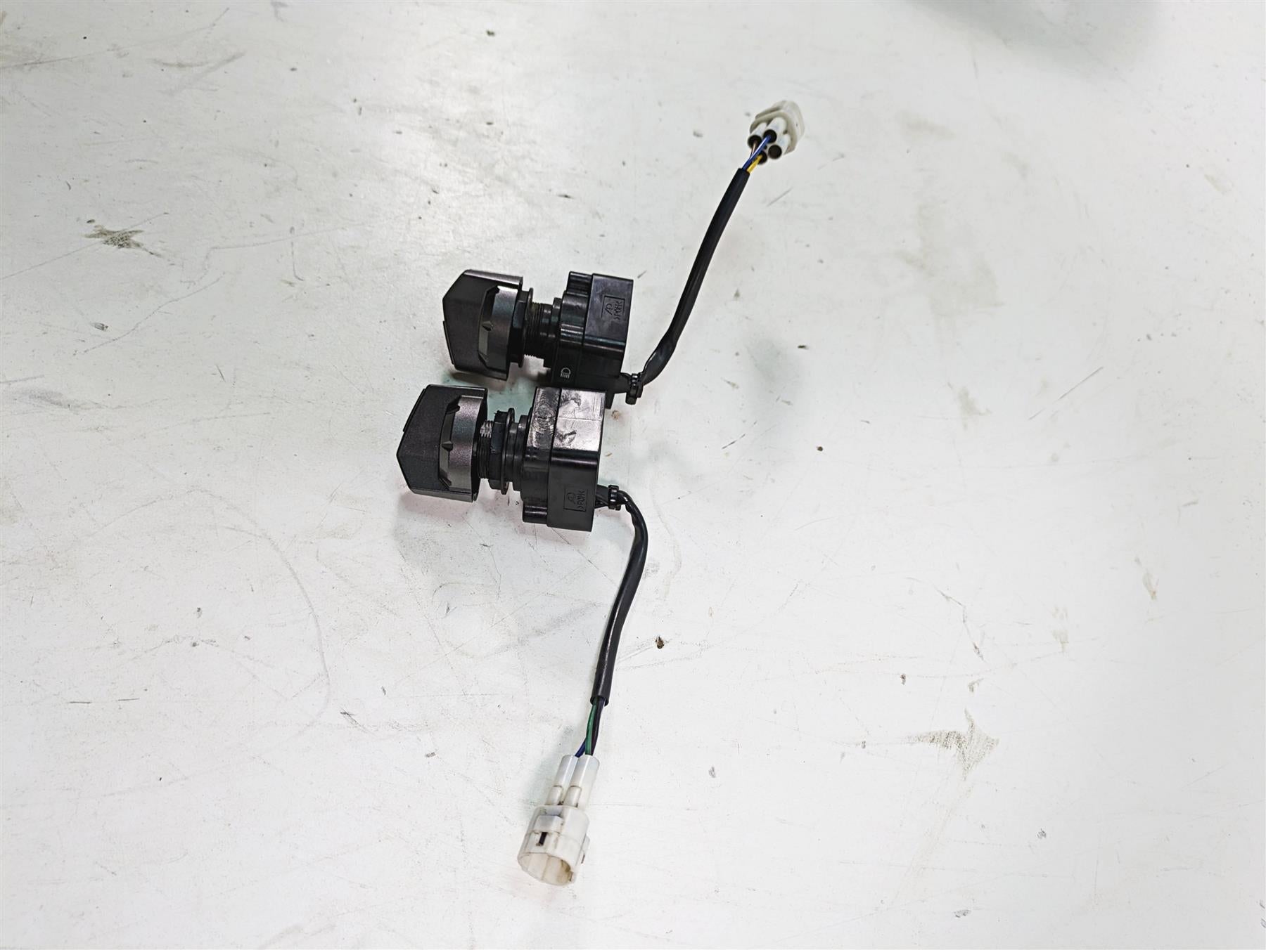 2019 Yamaha YXZ1000 R EPS SS SE Light Awd 4wd Switch Set 2HC-82526-00-00 {{ shop.shopifyCountryName }} - Mototech271