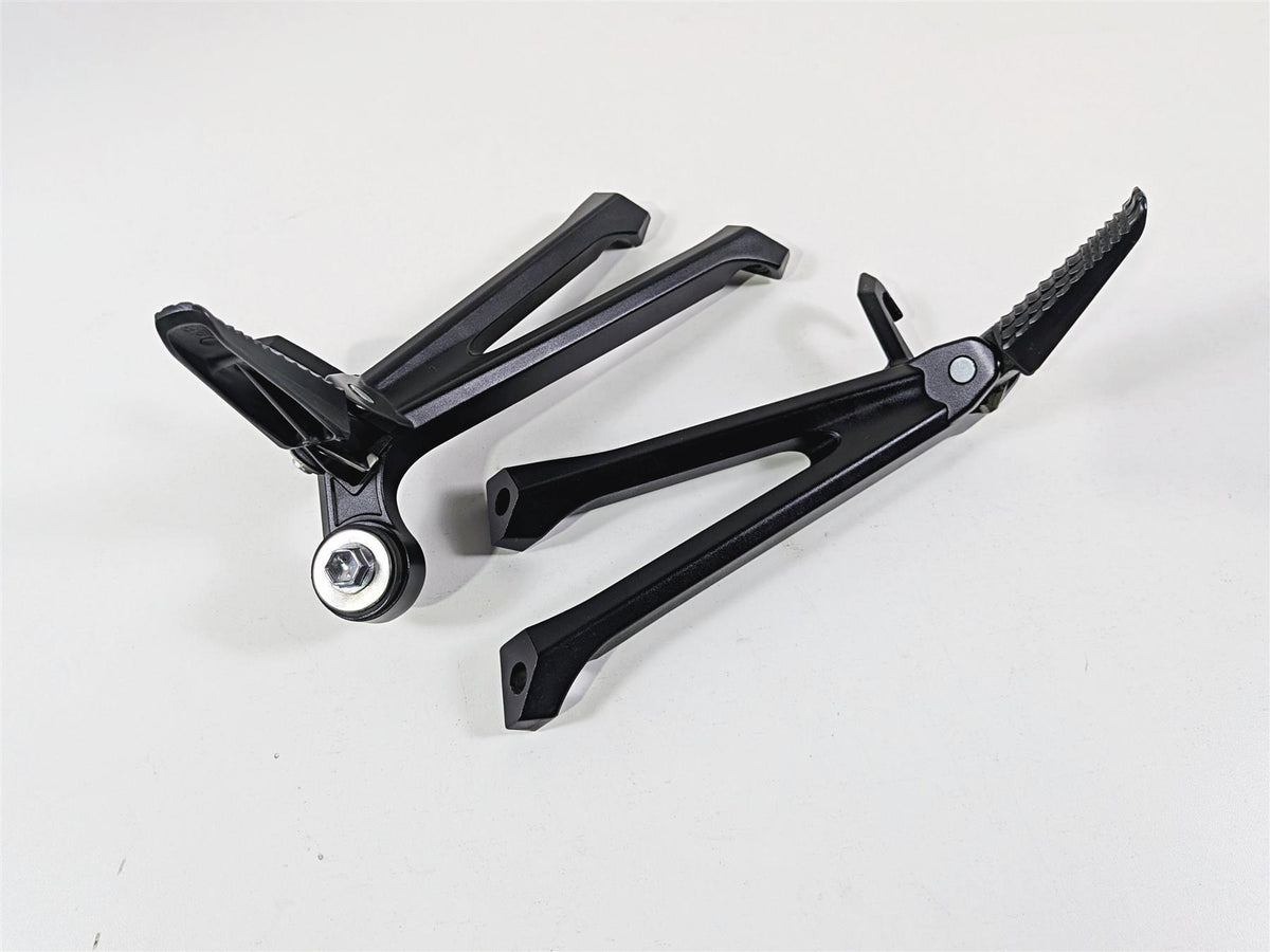 2024 Suzuki GSXR600 Passenger Footpeg Foot Peg Rest Set 43600-14J30 43700-14J30 {{ shop.shopifyCountryName }} - Mototech271