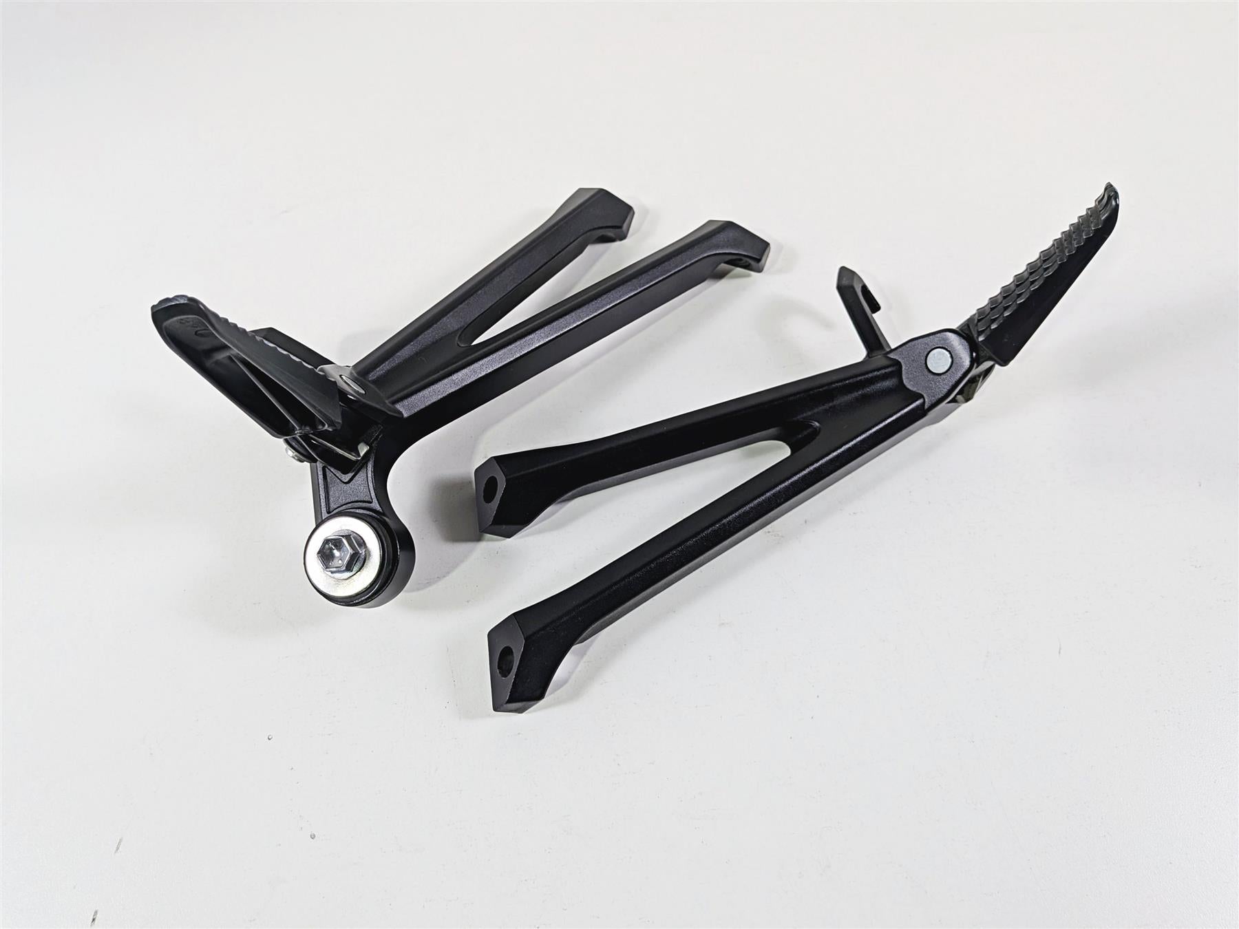 2024 Suzuki GSXR600 Passenger Footpeg Foot Peg Rest Set 43600-14J30 43700-14J30 {{ shop.shopifyCountryName }} - Mototech271