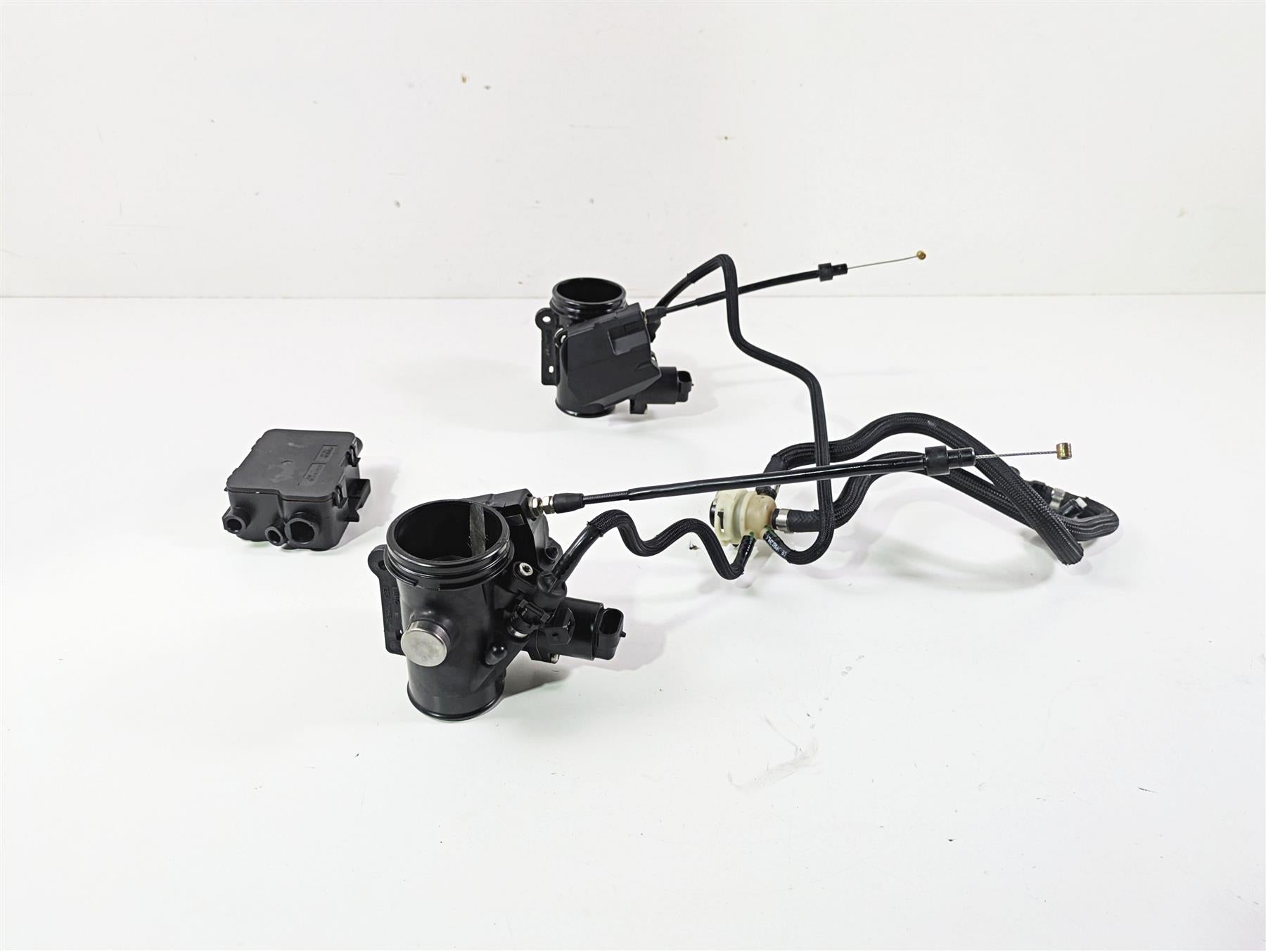 2018 BMW R nineT Urban GS K33 Throttle Body & Junction Set 13547705239 {{ shop.shopifyCountryName }} - Mototech271