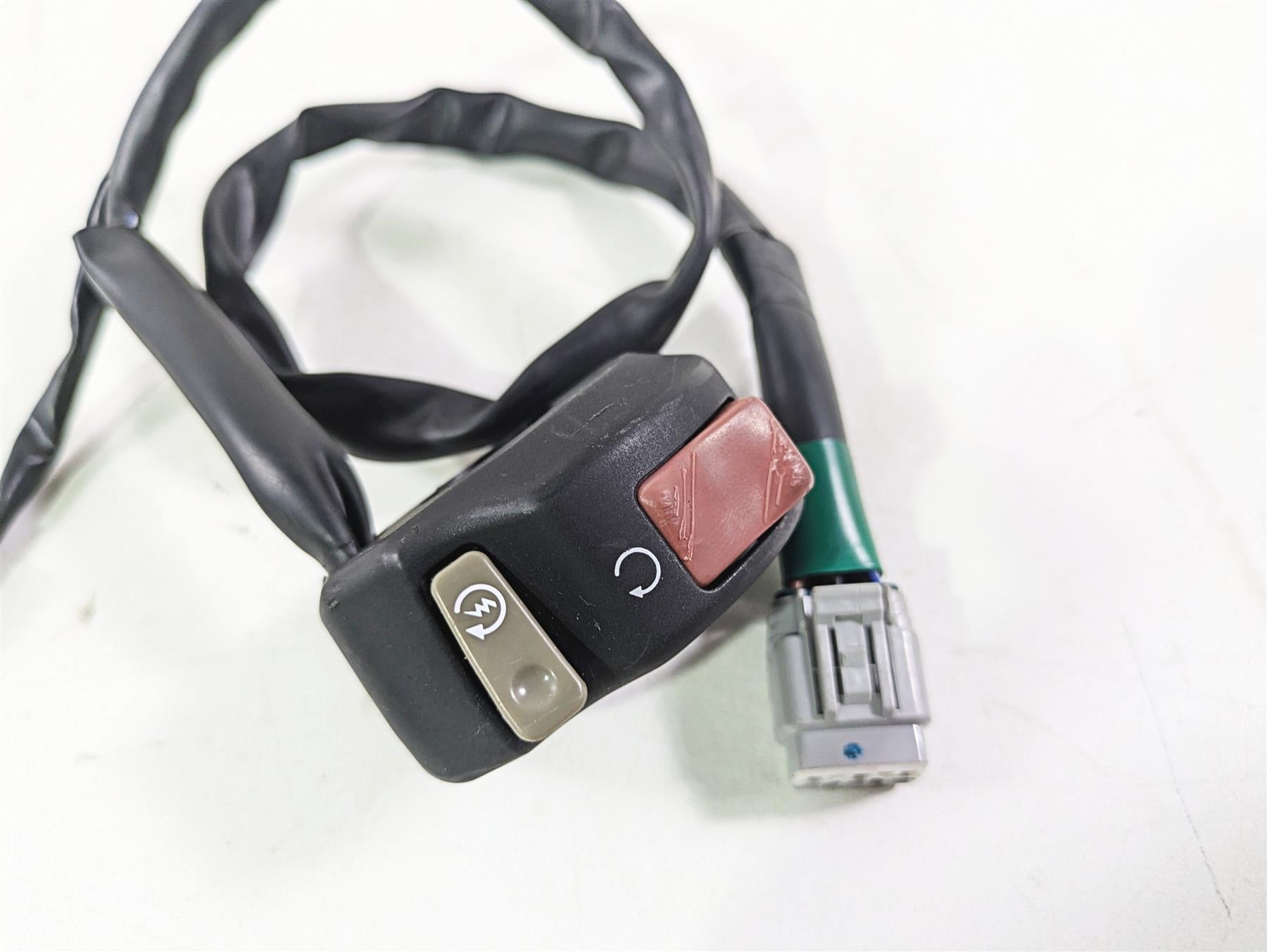 2020 Kawasaki ZX6R Ninja Right Hand Start Stop Kill Control Switch 46091-0421 {{ shop.shopifyCountryName }} - Mototech271