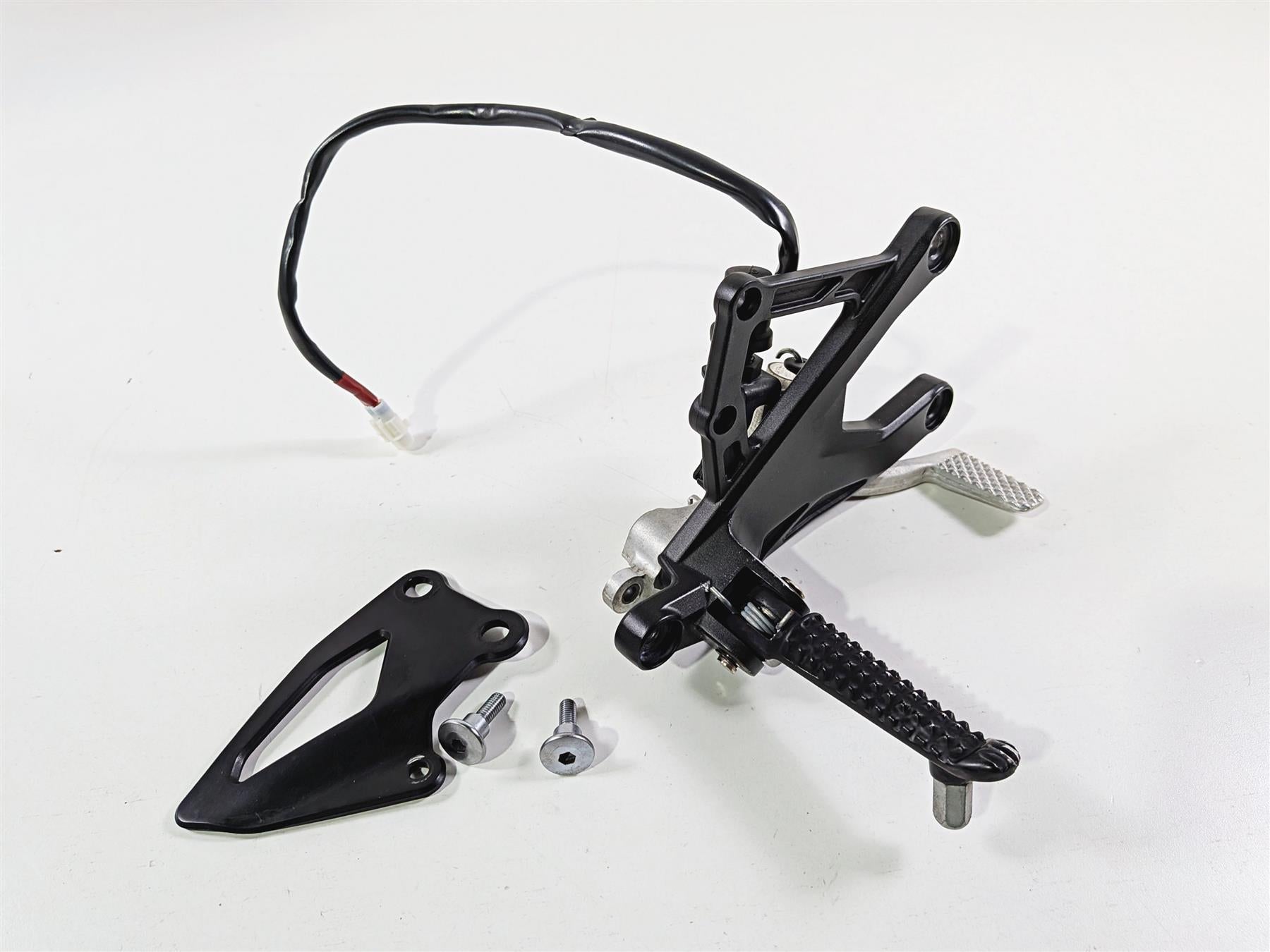 2022 Yamaha YZF R1 R1M RN65 Front Right Foot Peg & Brake Pedal 2CR-27443-00-00-Mototech271