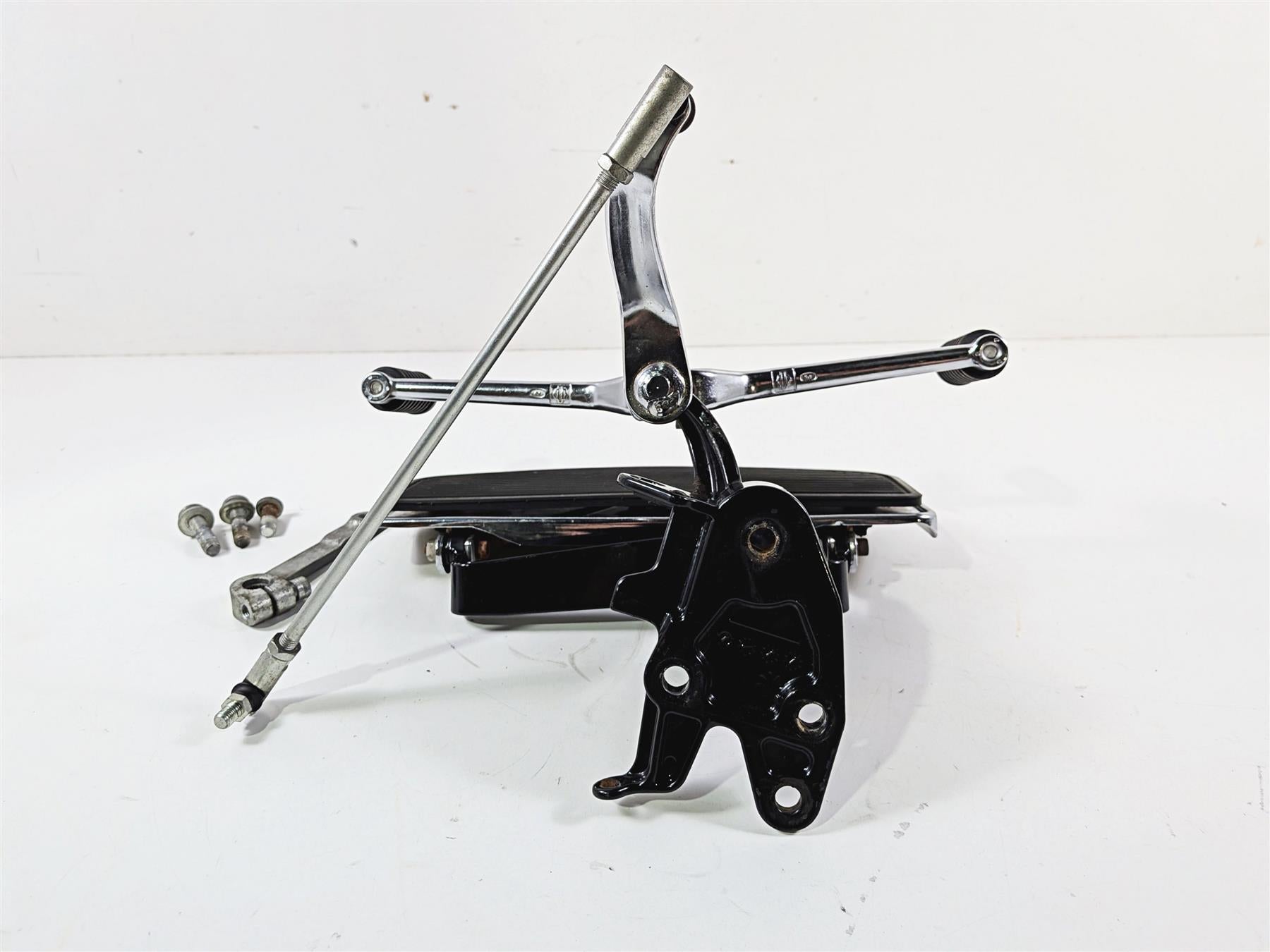 2012 Harley Softail FLSTF Fat Boy Left Front Floorboard Shifter Set 33630-07A {{ shop.shopifyCountryName }} - Mototech271