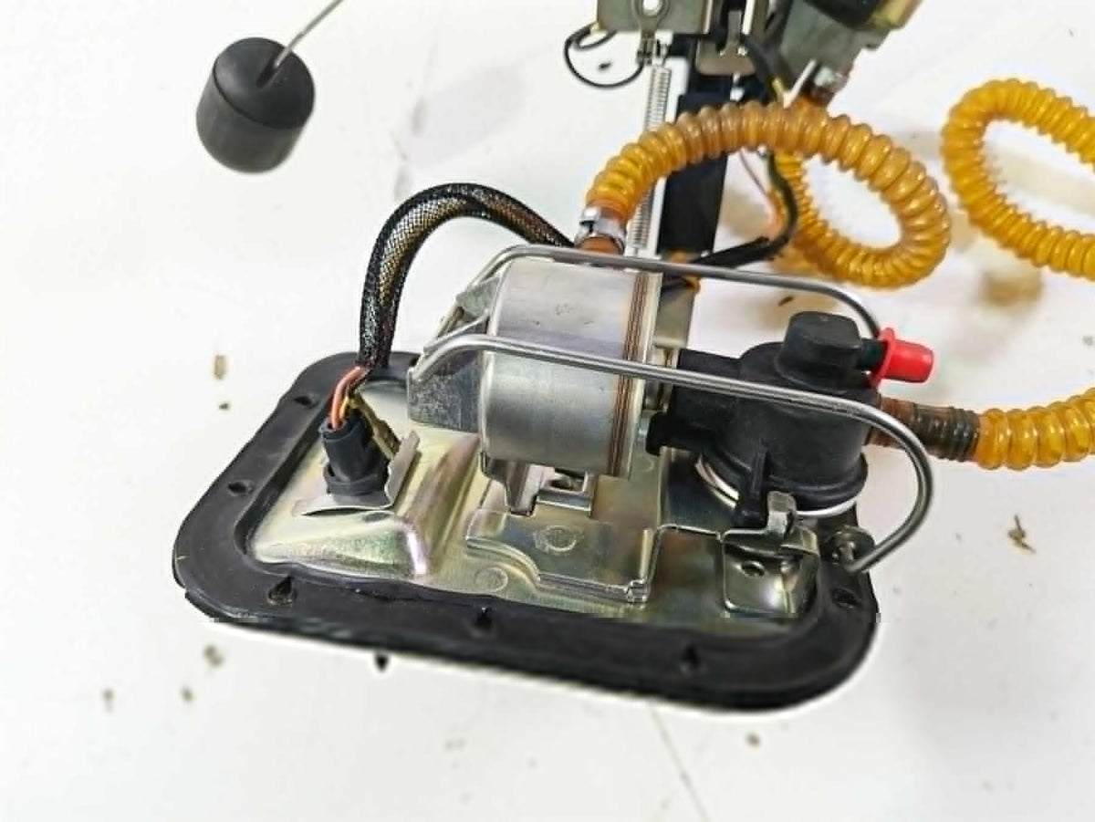 2005 Harley Softail FLSTSCI Heritage Springer Fuel Gas Pump - Tested 75132-01D {{ shop.shopifyCountryName }} - Mototech271