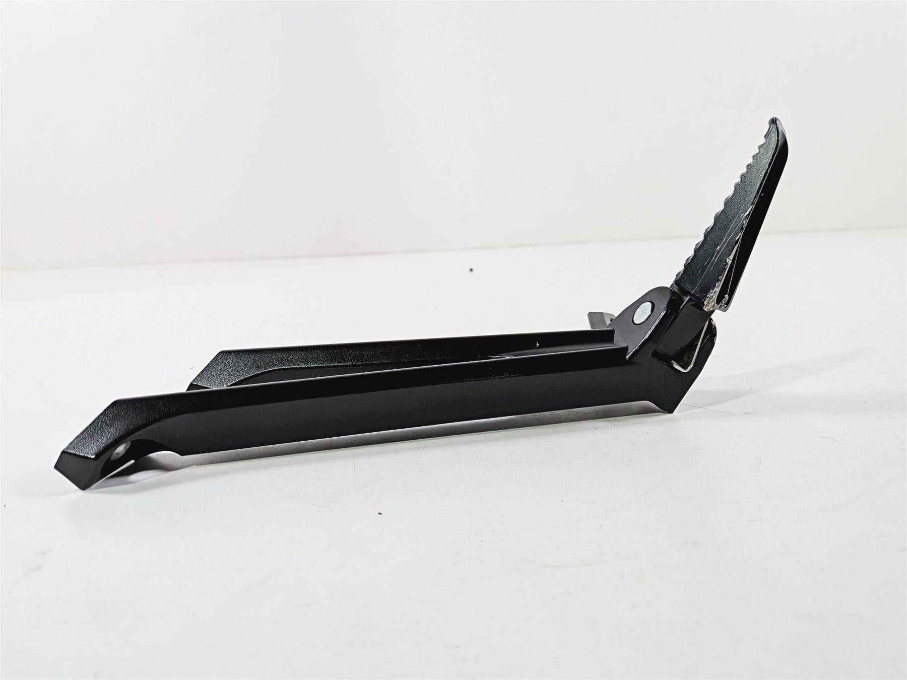 2024 Suzuki GSXR 600 Left Rear Passenger Footpeg Foot Peg Rest Set 43700-14J30 {{ shop.shopifyCountryName }} - Mototech271