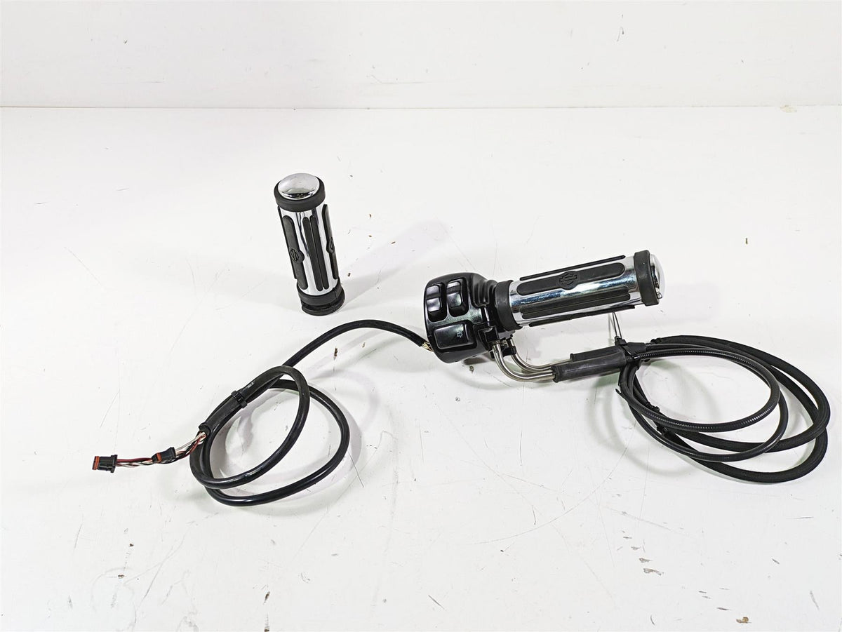 2012 Harley FLD Dyna Switchback Right Control Switch & Blinker 72948-12 {{ shop.shopifyCountryName }} - Mototech271