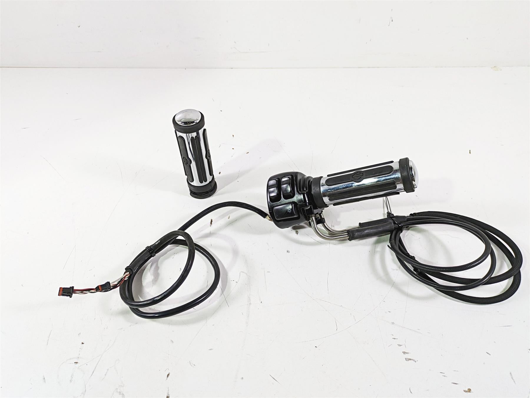 2012 Harley FLD Dyna Switchback Right Control Switch & Blinker 72948-12 {{ shop.shopifyCountryName }} - Mototech271