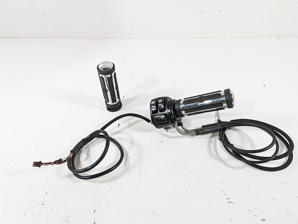 2012 Harley FLD Dyna Switchback Right Control Switch & Blinker 72948-12 {{ shop.shopifyCountryName }} - Mototech271
