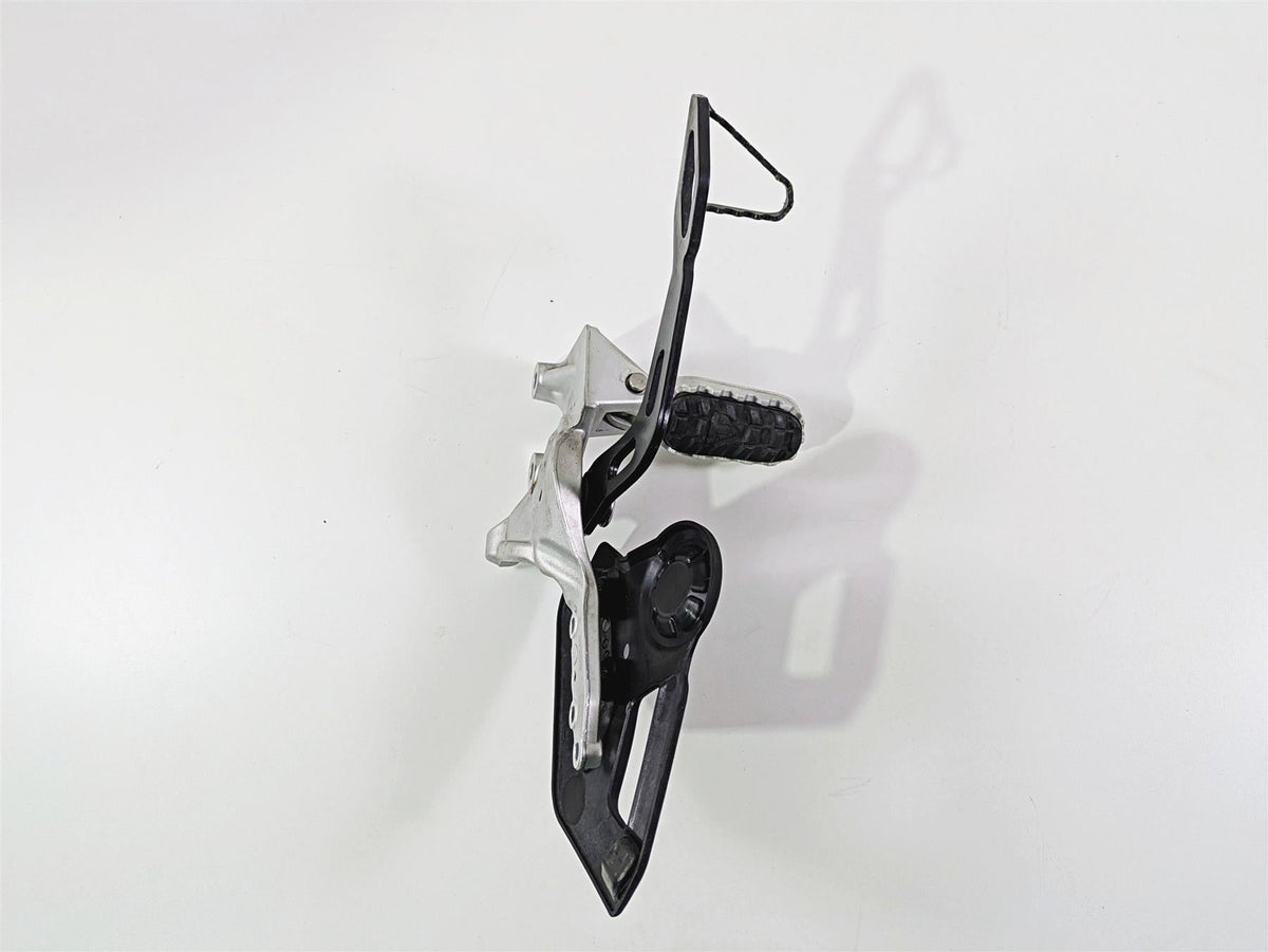 2024 Triumph Tiger 900 GT Right Front Footpeg & Brake Pedal T2082358 T2021653 {{ shop.shopifyCountryName }} - Mototech271
