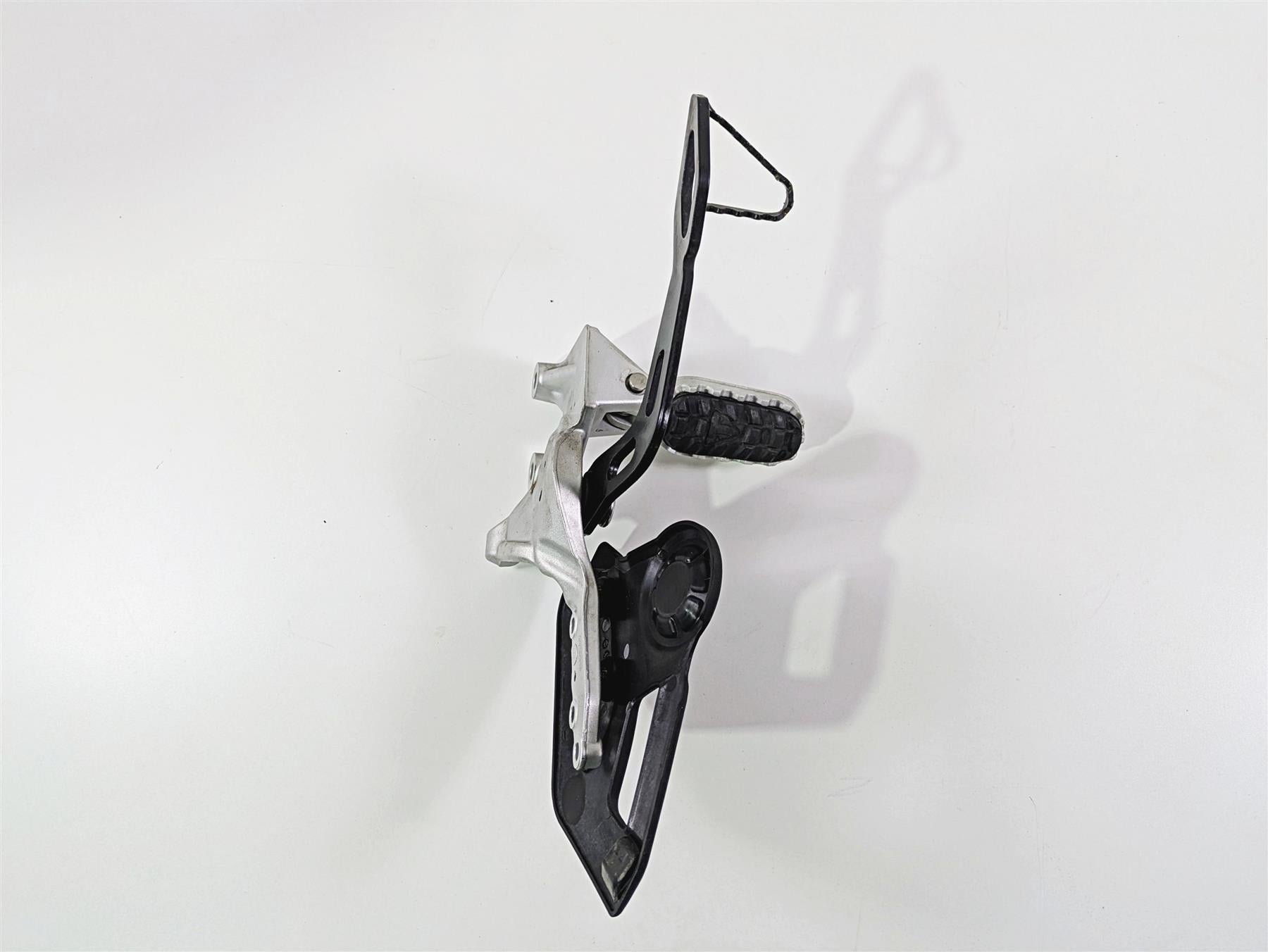 2024 Triumph Tiger 900 GT Right Front Footpeg & Brake Pedal T2082358 T2021653 {{ shop.shopifyCountryName }} - Mototech271