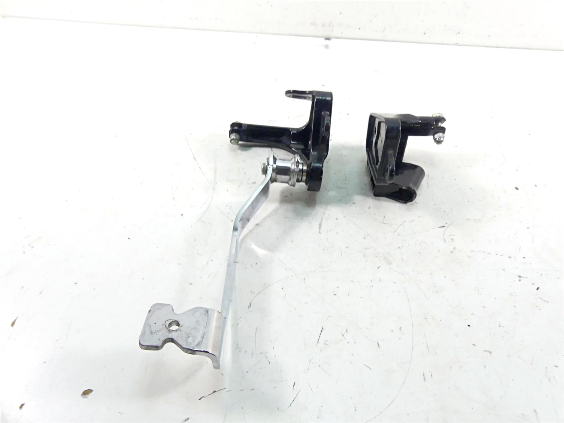 2006 Harley Softail FXSTSI Springer Left Right Footpeg Mounts 33683-00 42507-00 {{ shop.shopifyCountryName }} - Mototech271