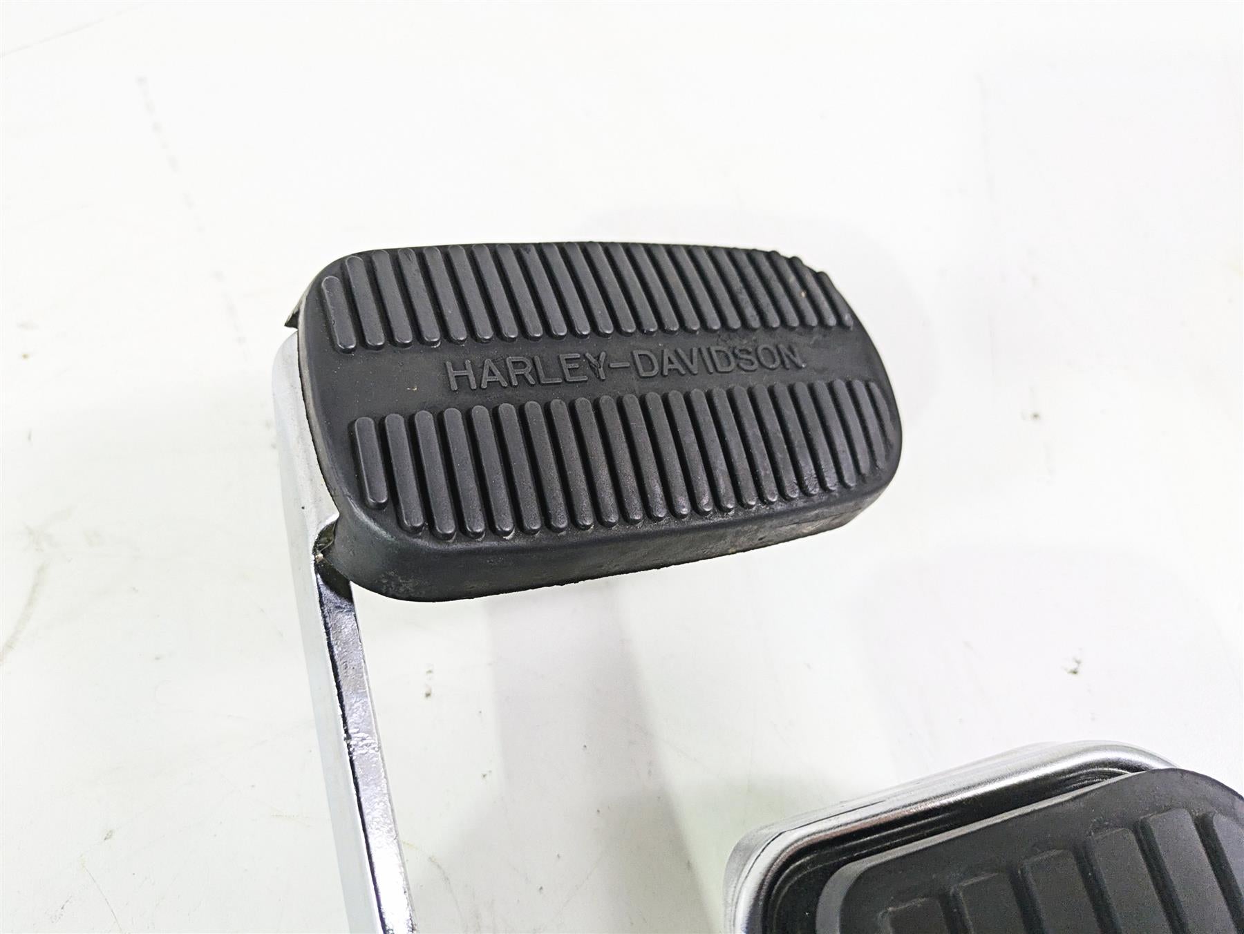 2004 Harley FLSTCI Softail Heritage Front Right Floor Board & Brake 50600026 {{ shop.shopifyCountryName }} - Mototech271