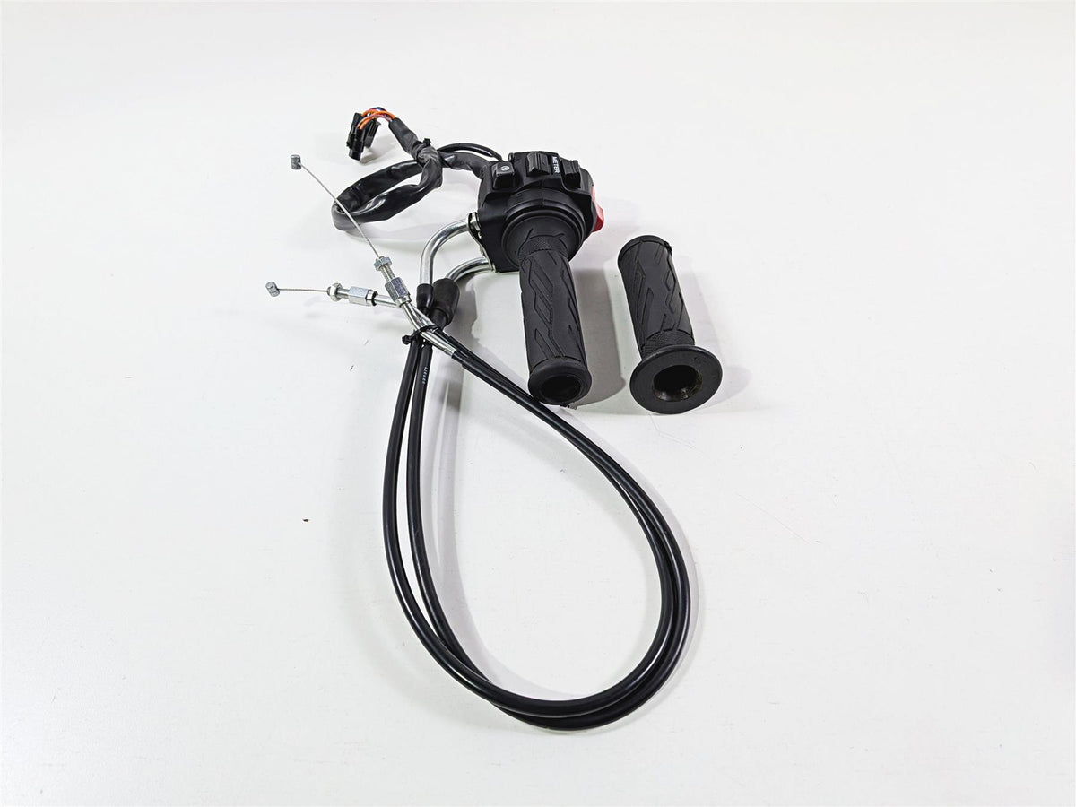 2024 Suzuki GSXR 600 Right Hand Control Switch & Throttle Grip 37200-47H30 {{ shop.shopifyCountryName }} - Mototech271