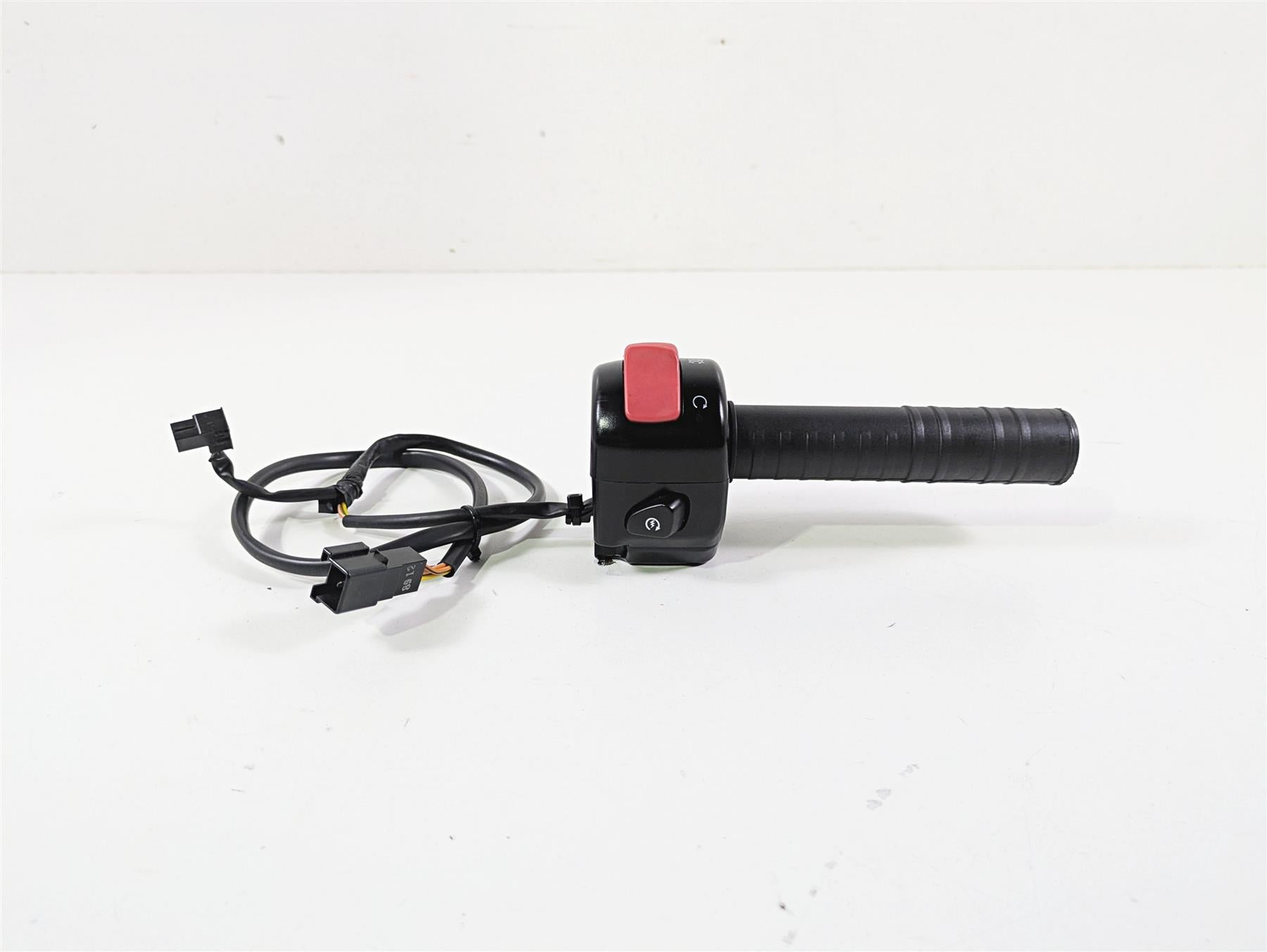 2019 Suzuki M109R VZR1800 Boulevard Right Hand Control Switch 37200-06J00 {{ shop.shopifyCountryName }} - Mototech271