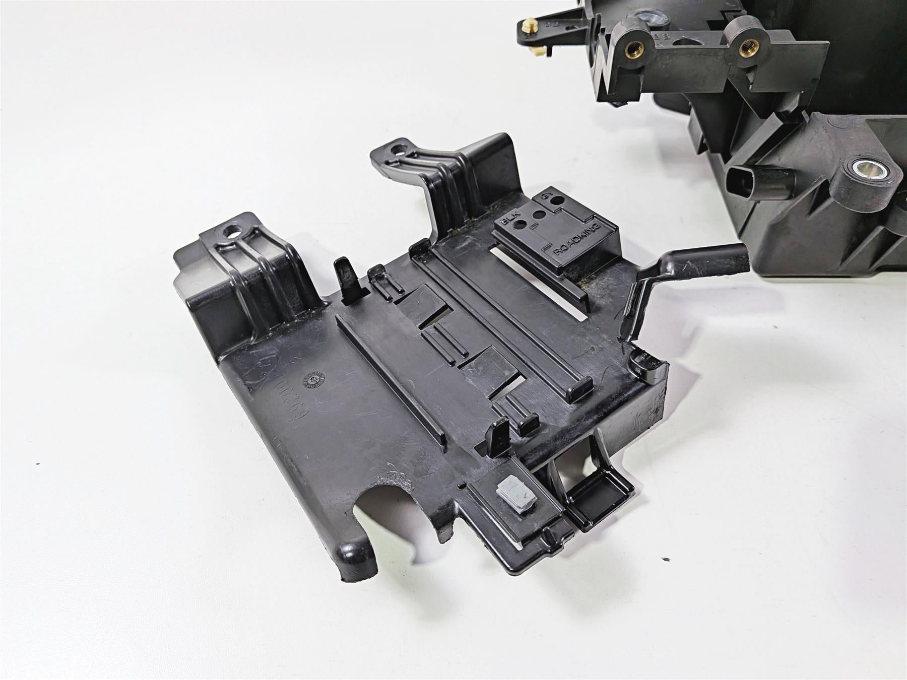 2014 Harley Touring FLHTK Electra Glide Battery & Ecm Holder - Read 66000010A-Mototech271