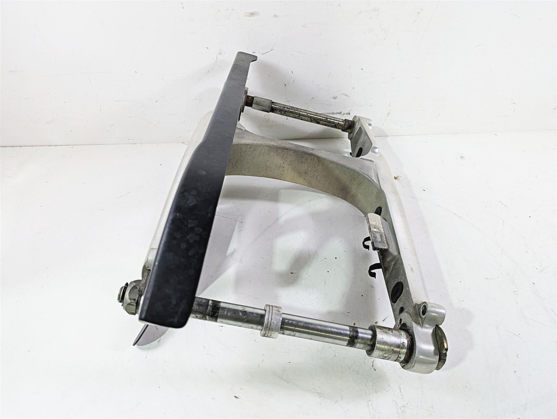 2013 Harley VRSCF Muscle Rod Swingarm Swing Arm & Guards 48606-07A 48604-07A {{ shop.shopifyCountryName }} - Mototech271