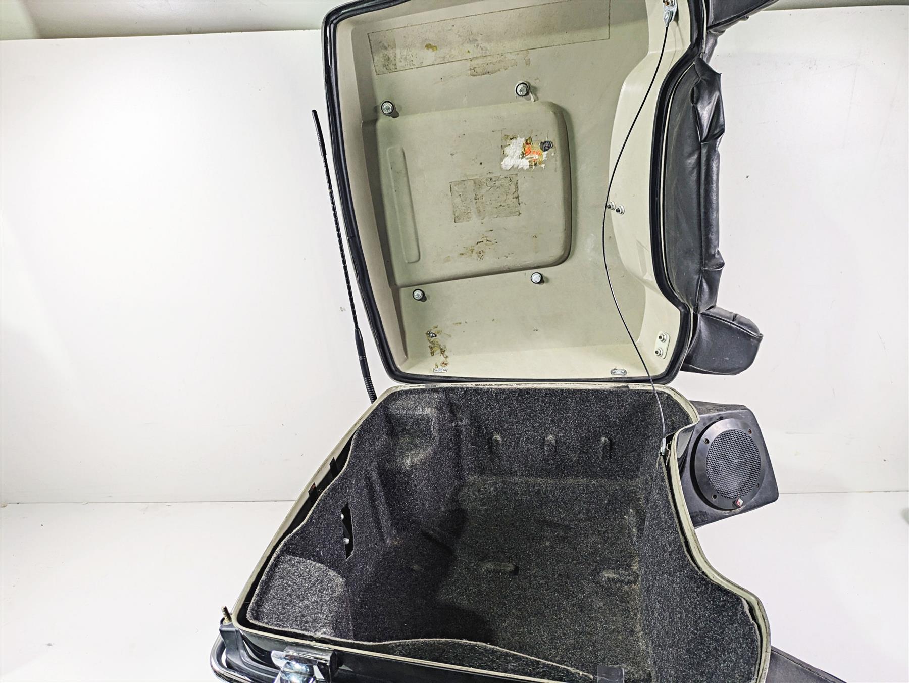 1996 Harley Touring FLHTCUI Electra Glide Rear Trunk Tour Pak & Mount 53275-94 {{ shop.shopifyCountryName }} - Mototech271