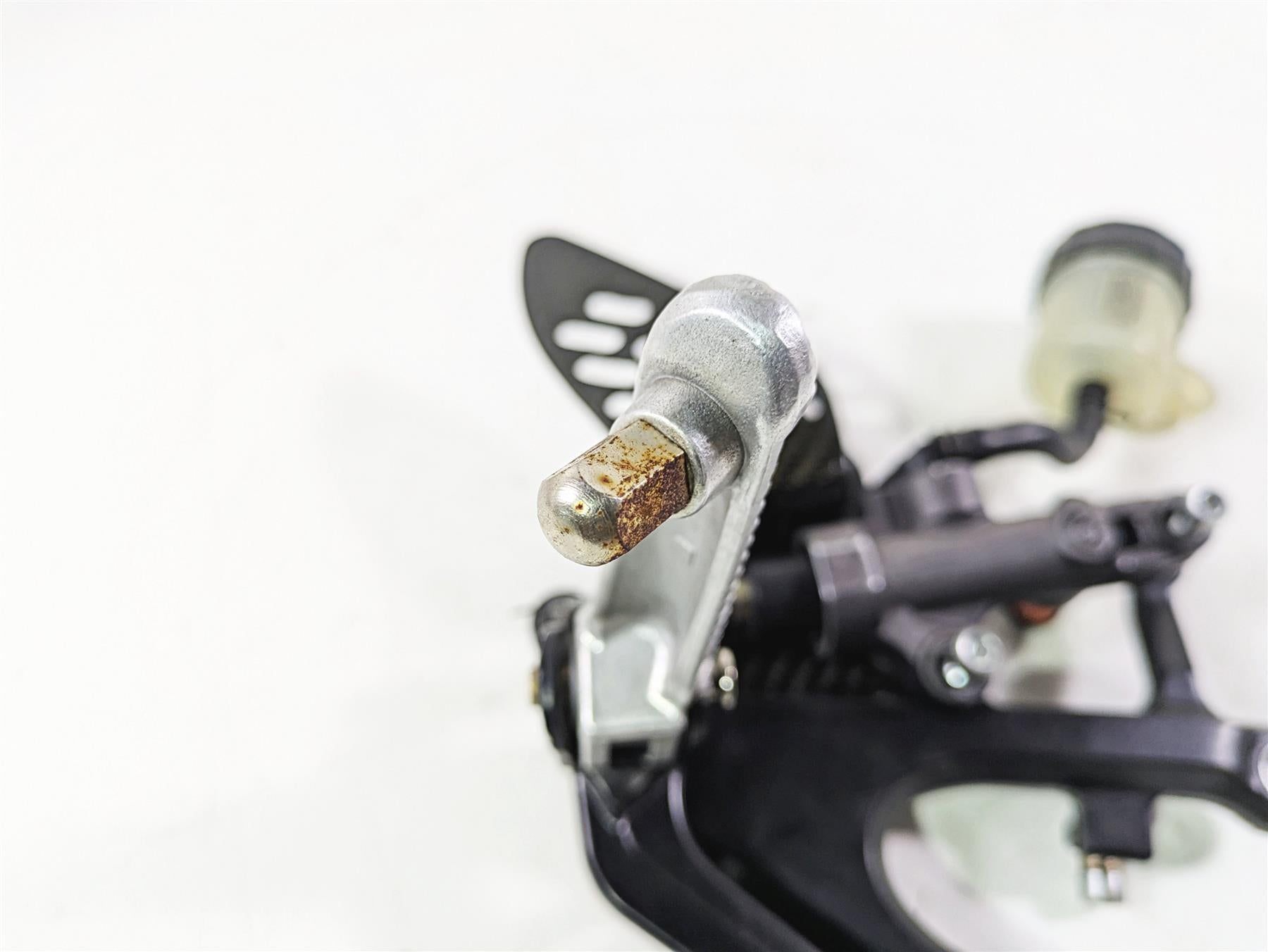 2005 Yamaha YZFR1 YZF R1 Right Footpeg & Master Cylinder Set 5VY-27443-01 {{ shop.shopifyCountryName }} - Mototech271