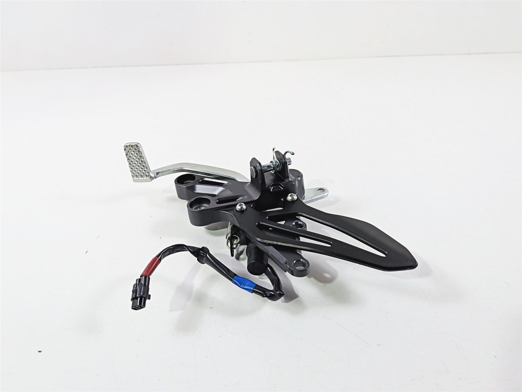 2025 Yamaha YZF R7 Right Foot Peg Mount & Brake Pedal BEB-27443-00 BEB-27211-00 {{ shop.shopifyCountryName }} - Mototech271