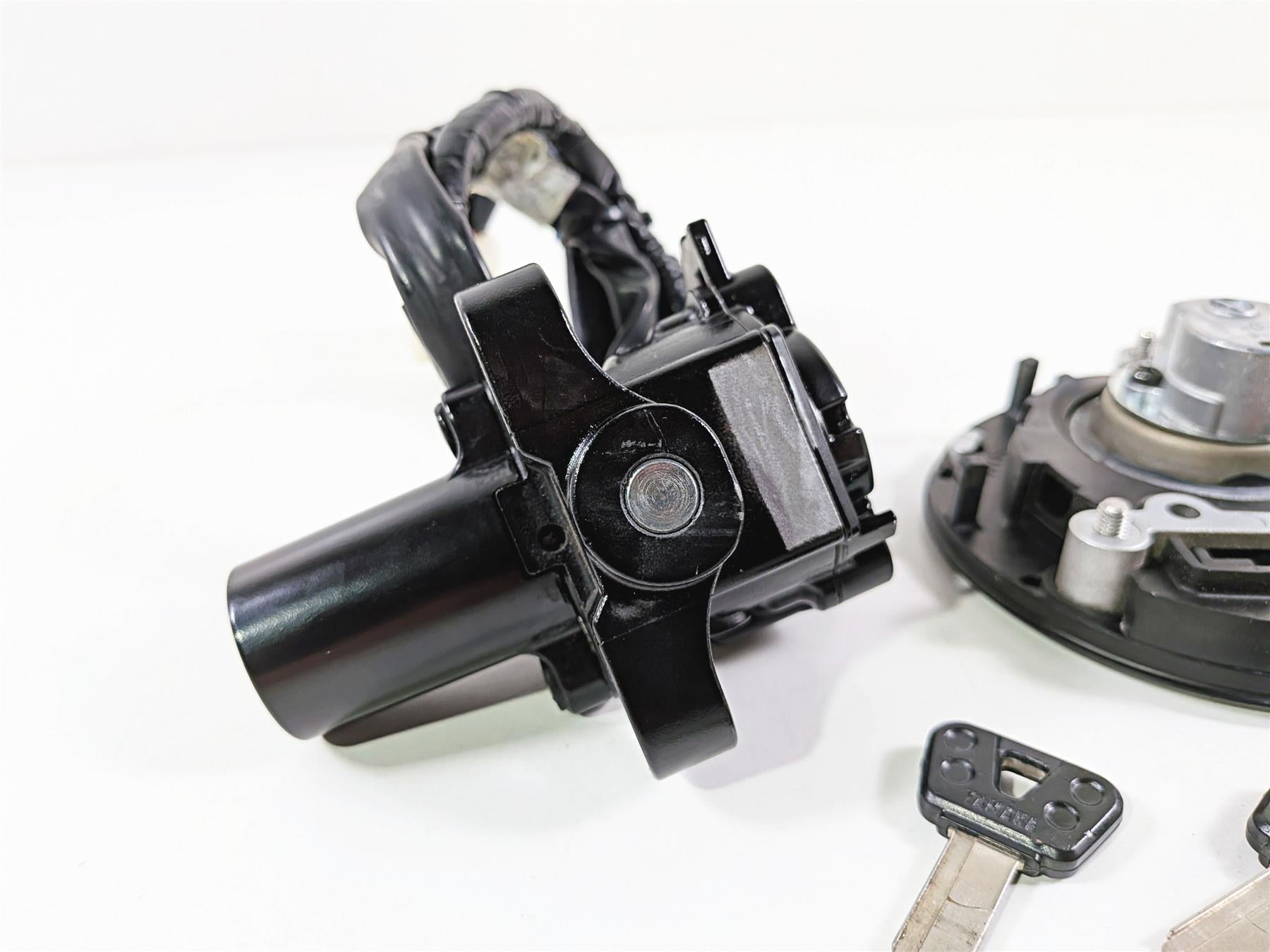 2024 Yamaha YZF R1 RN65 Ignition Switch Key Lock Set B3L-82501-11-00 {{ shop.shopifyCountryName }} - Mototech271