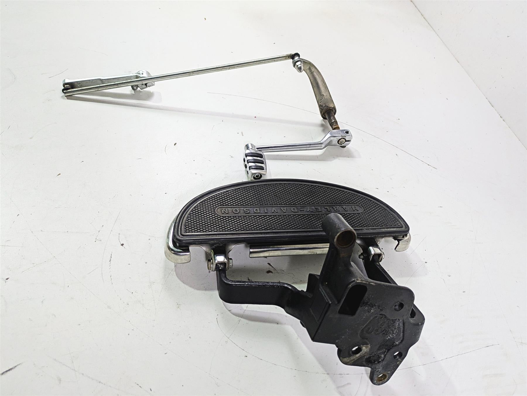 00-05 Harley Davidson Softail Left Front Floorboard & Shifter 33630-00 {{ shop.shopifyCountryName }} - Mototech271