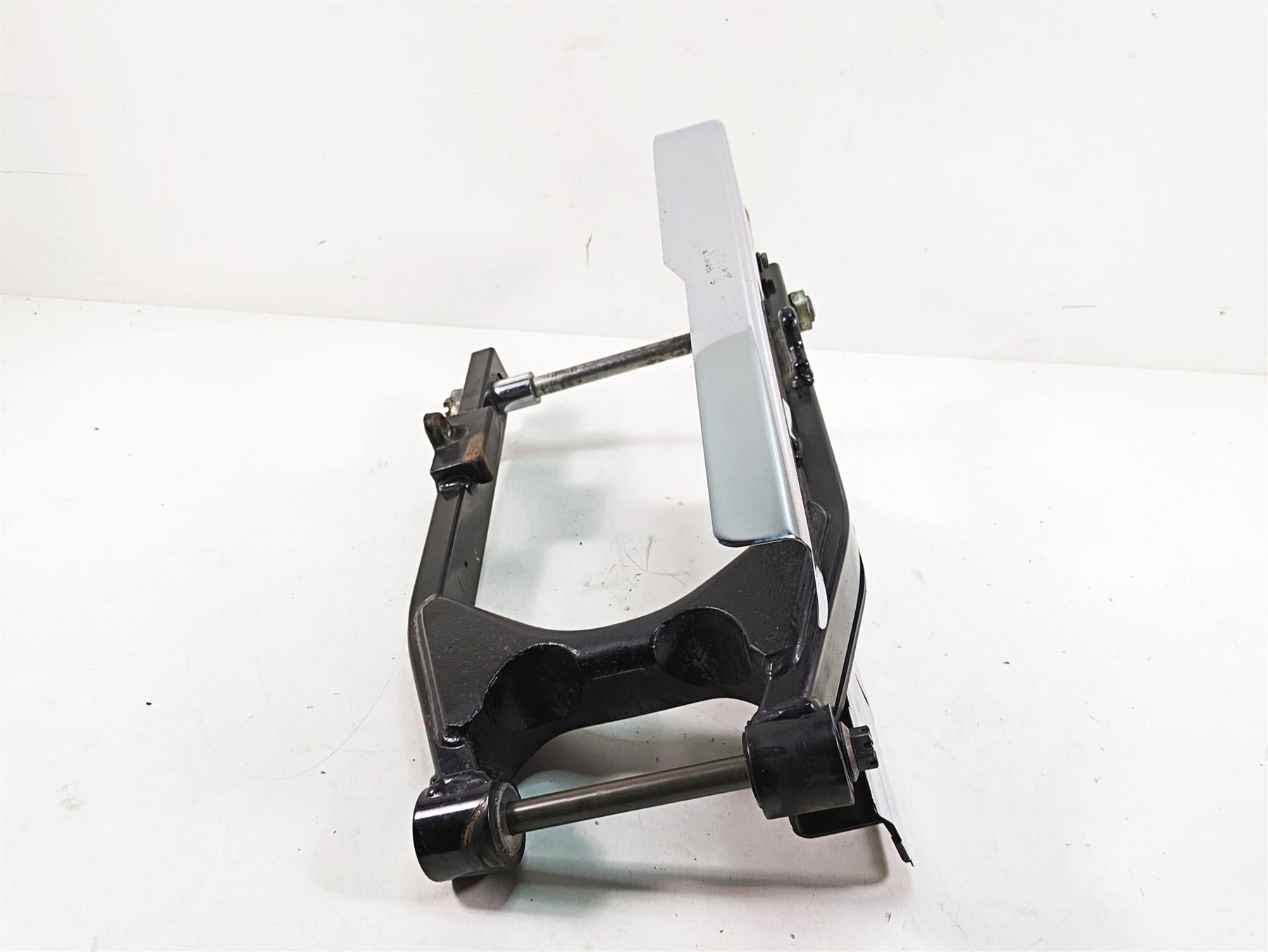 1999 Harley Dyna FXDL Low Rider Rear Swingarm & 3/4" Axle 47820-90A {{ shop.shopifyCountryName }} - Mototech271