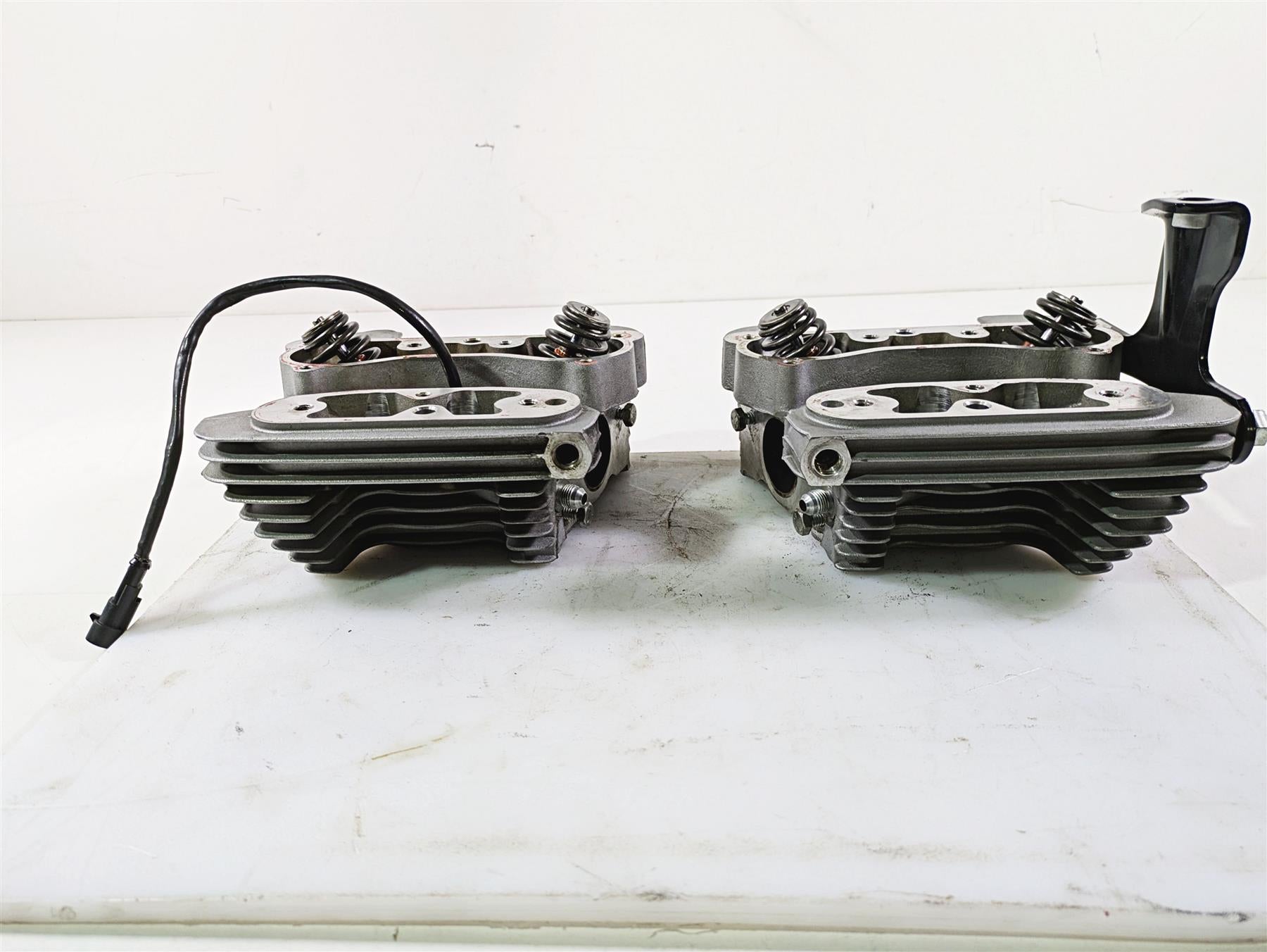2009 Harley XR1200 Sportster Cylinderhead Cylinder Head Set 17523-08 17524-08 {{ shop.shopifyCountryName }} - Mototech271