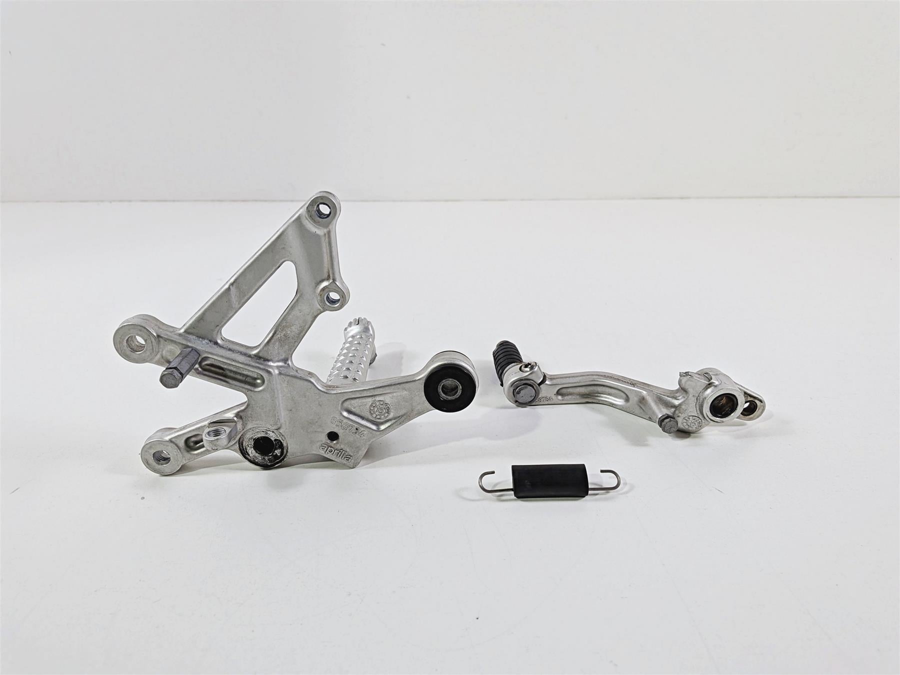2016 Aprilia RSV 1100 Tuono V4 Factory Front Right Foot Peg & Brake Pedal 897828 {{ shop.shopifyCountryName }} - Mototech271