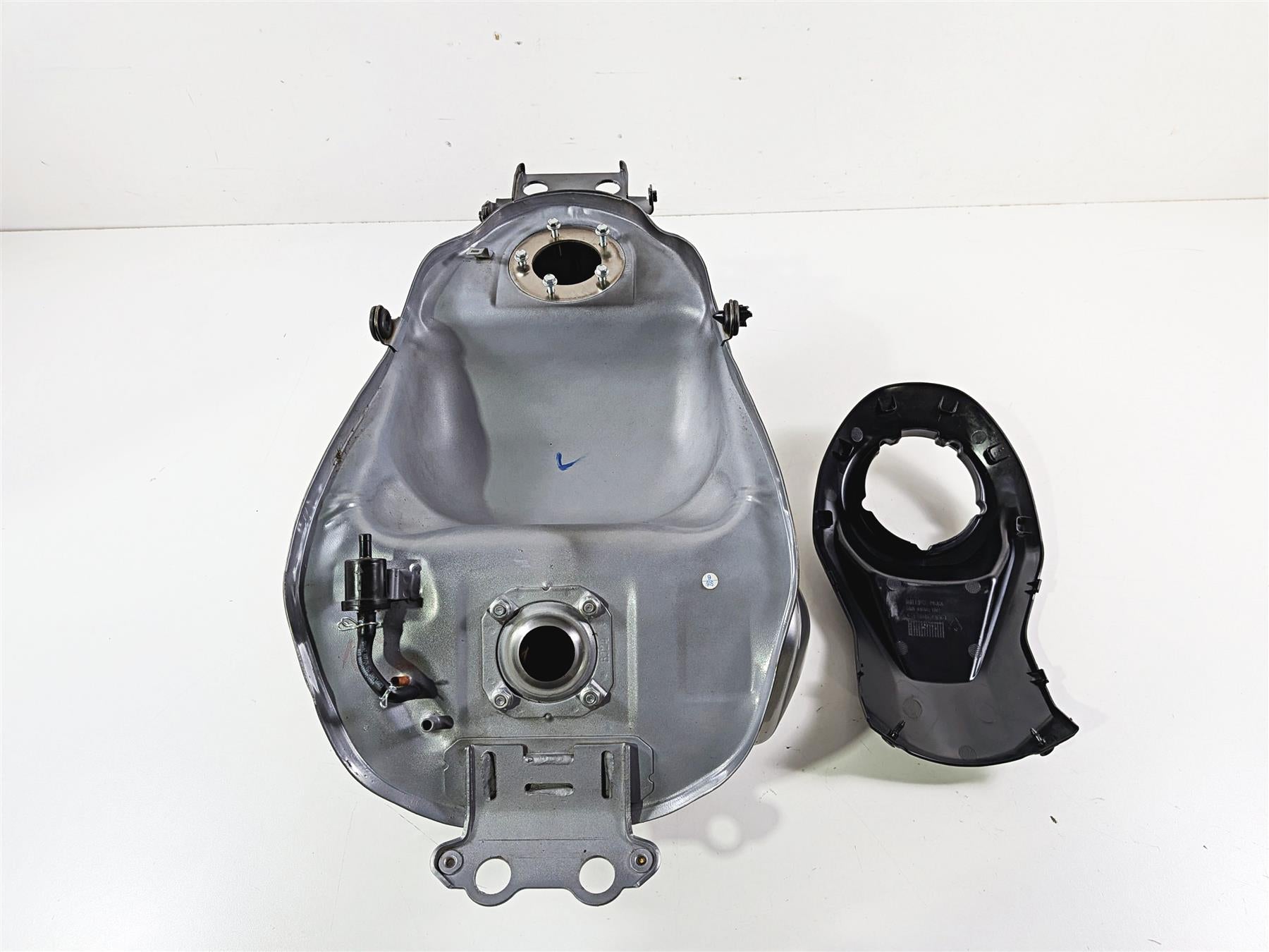 2025 CFMoto 450 SS Fuel Gas Tank + Upper Cover - Dent 6AQV-122000-1301-11 {{ shop.shopifyCountryName }} - Mototech271